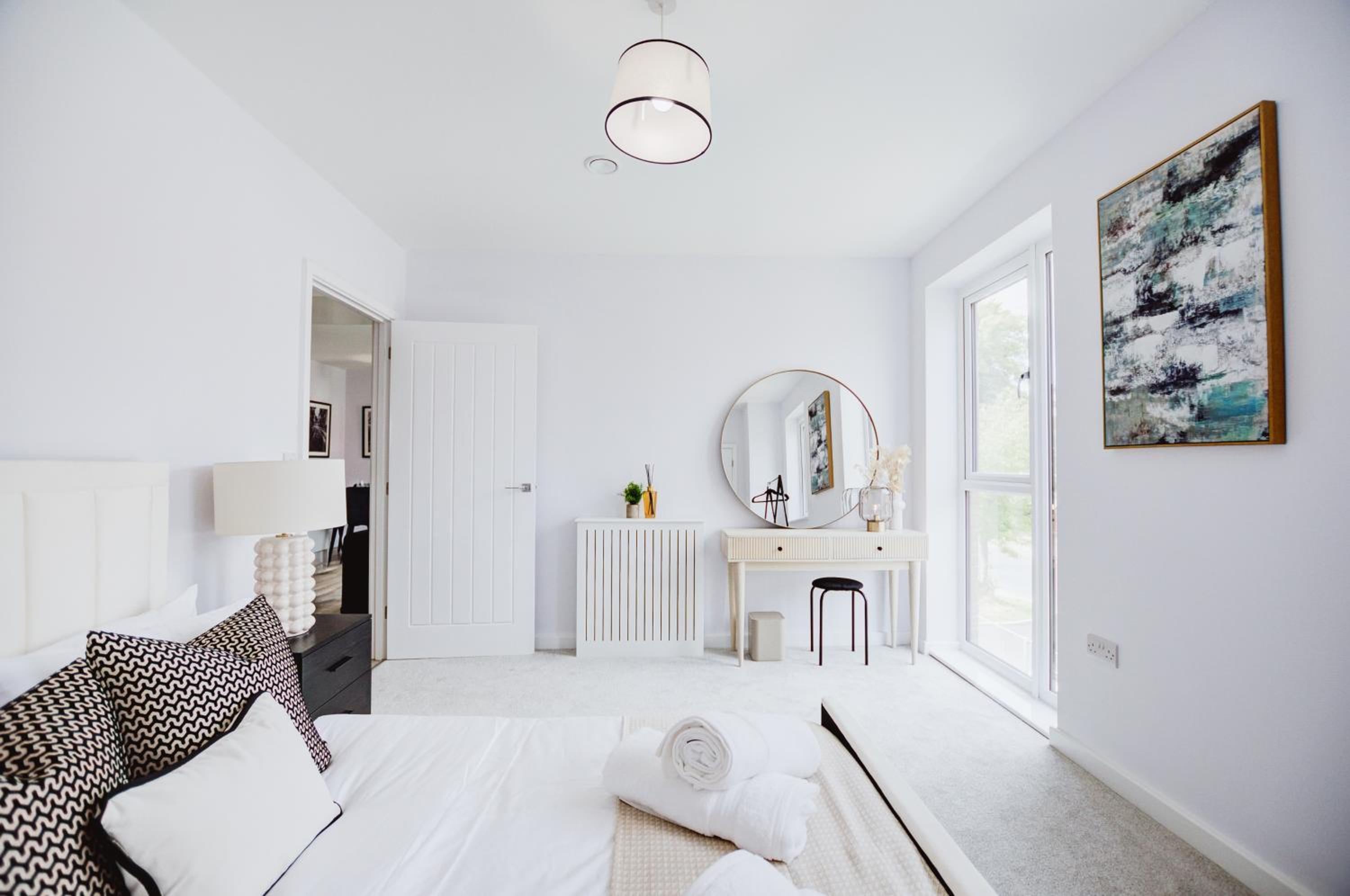 Stylish new-build, free parking, 20-minute walk to city centre