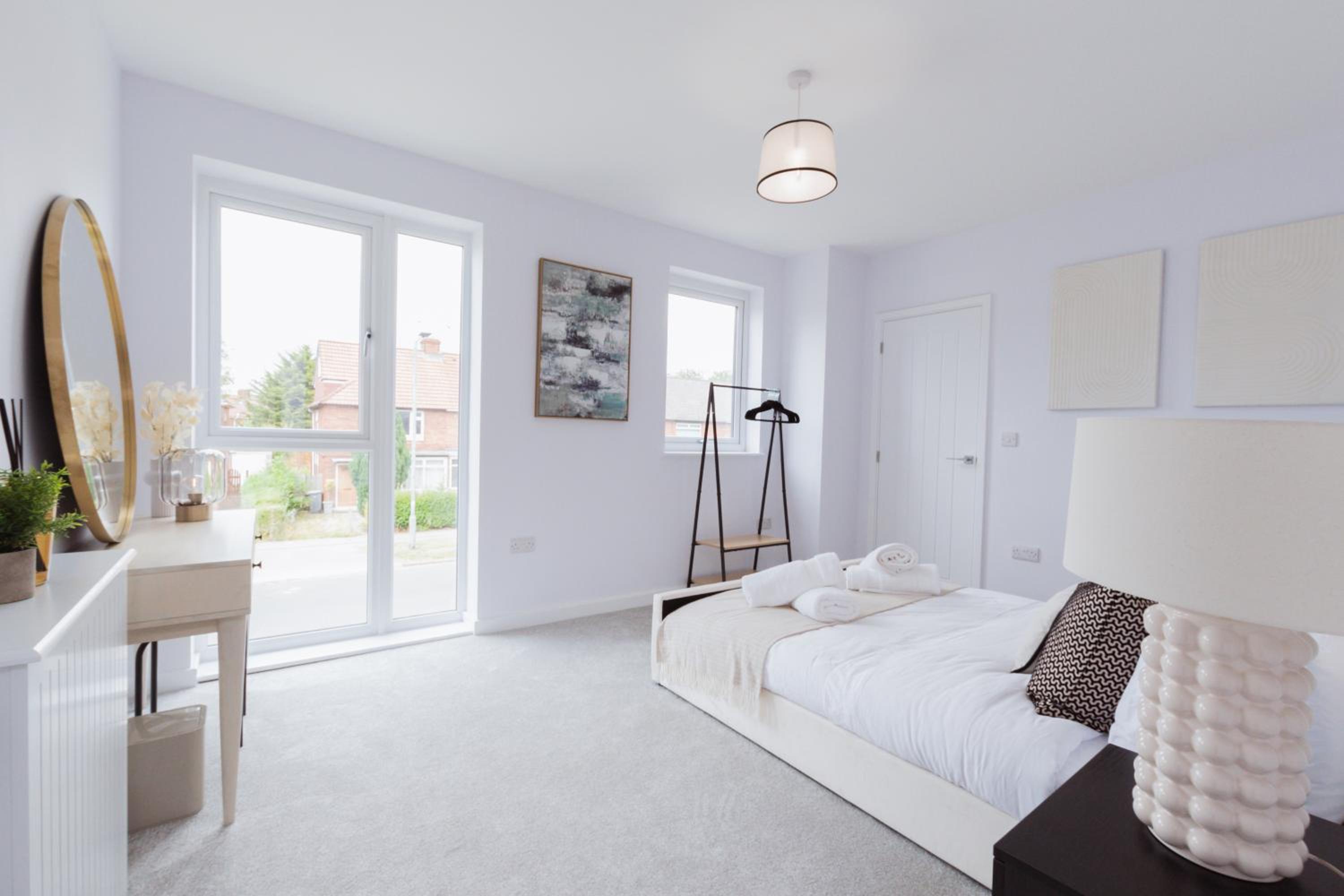 Stylish new-build, free parking, 20-minute walk to city centre