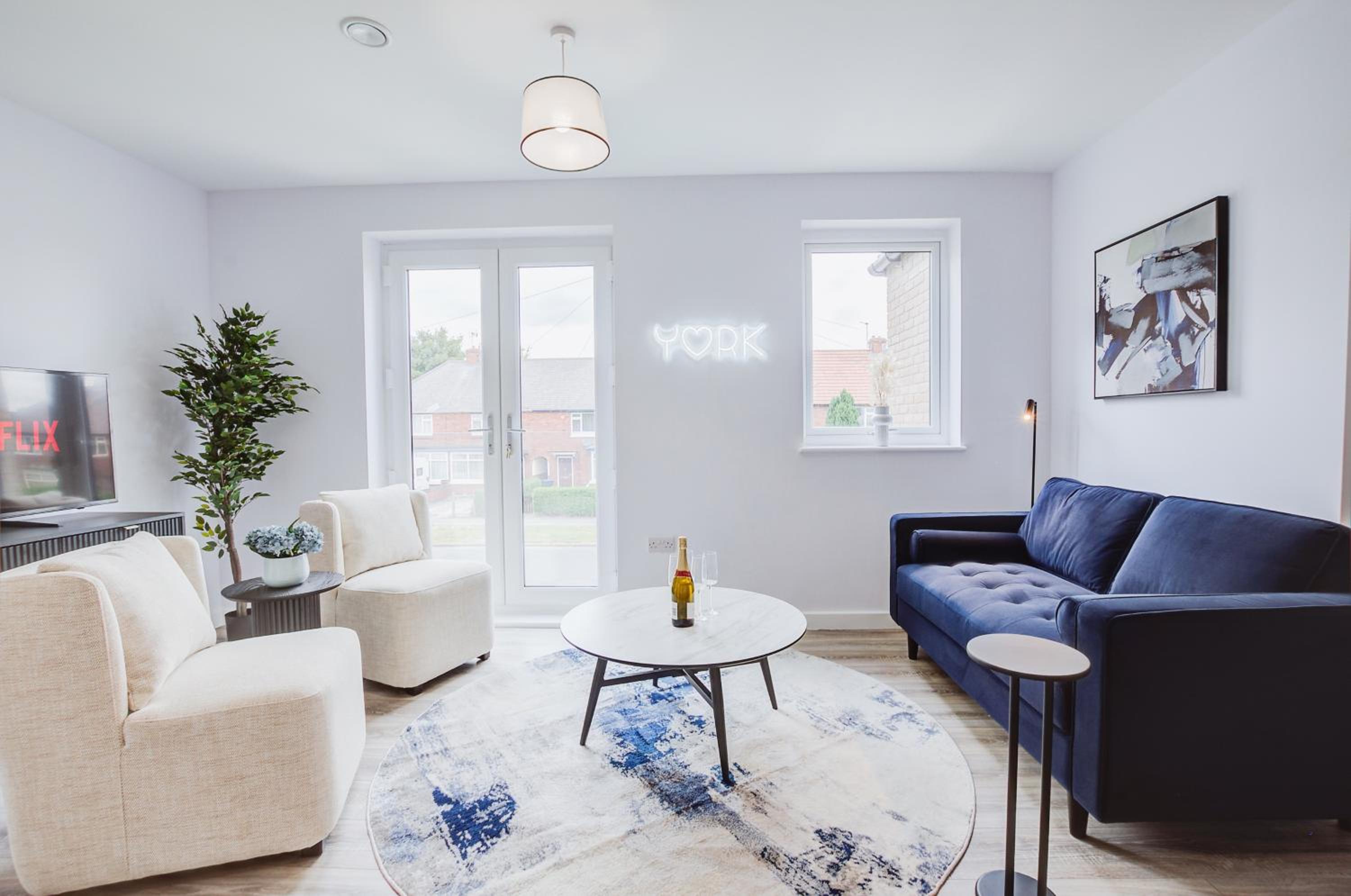 Stylish new-build, free parking, 20-minute walk to city centre