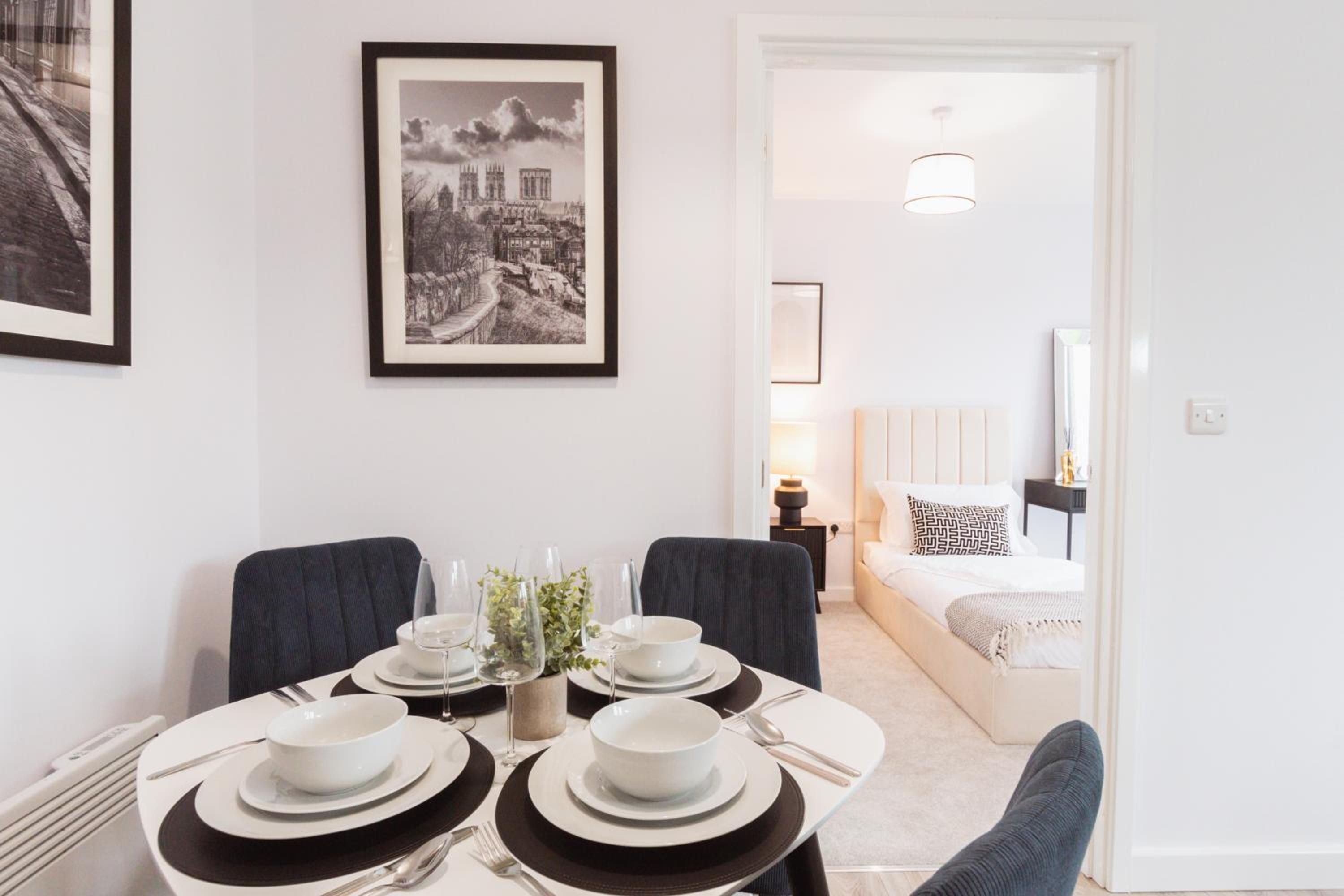 Stylish new-build, free parking, 20-minute walk to city centre