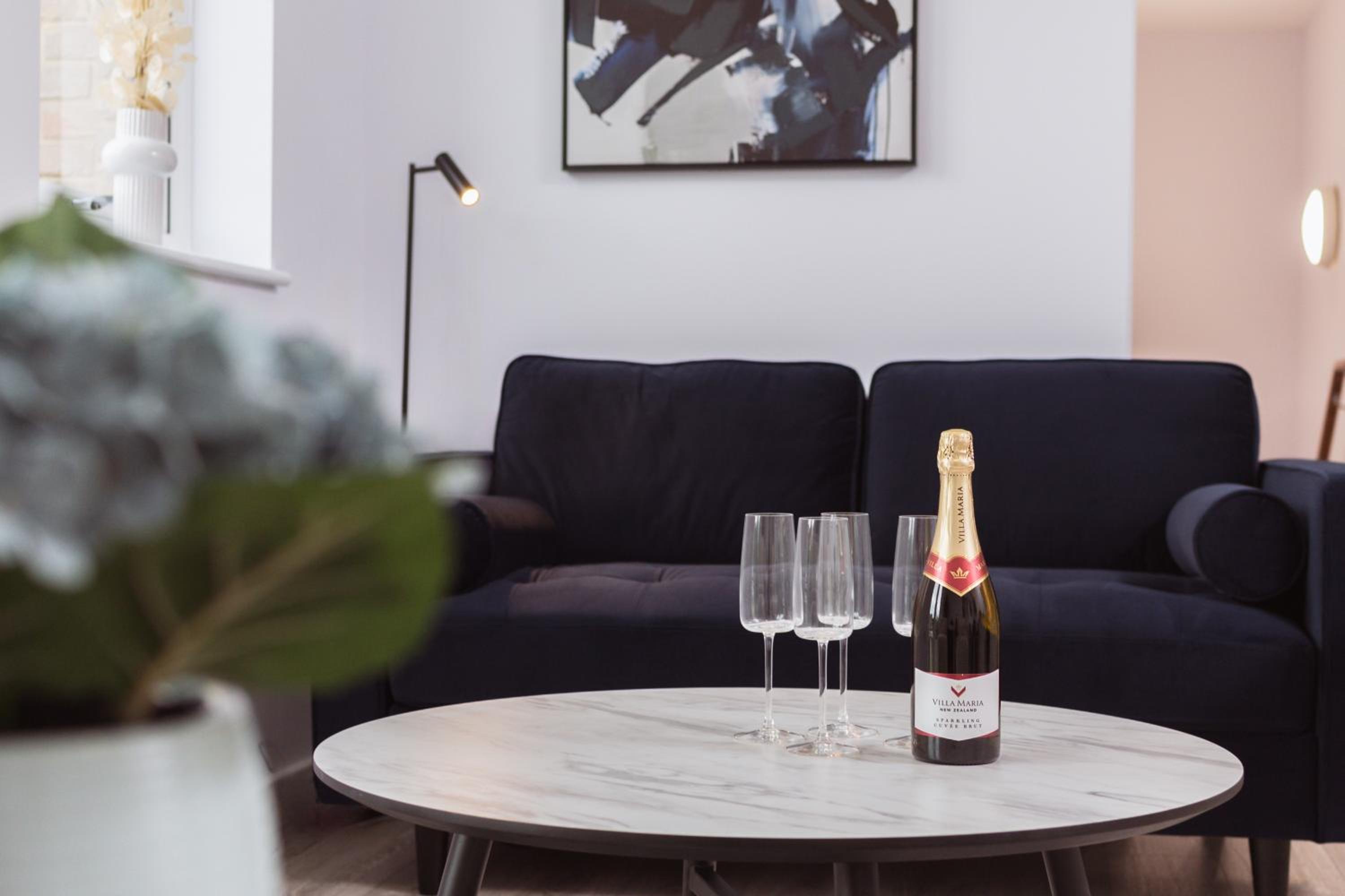 Stylish new-build, free parking, 20-minute walk to city centre