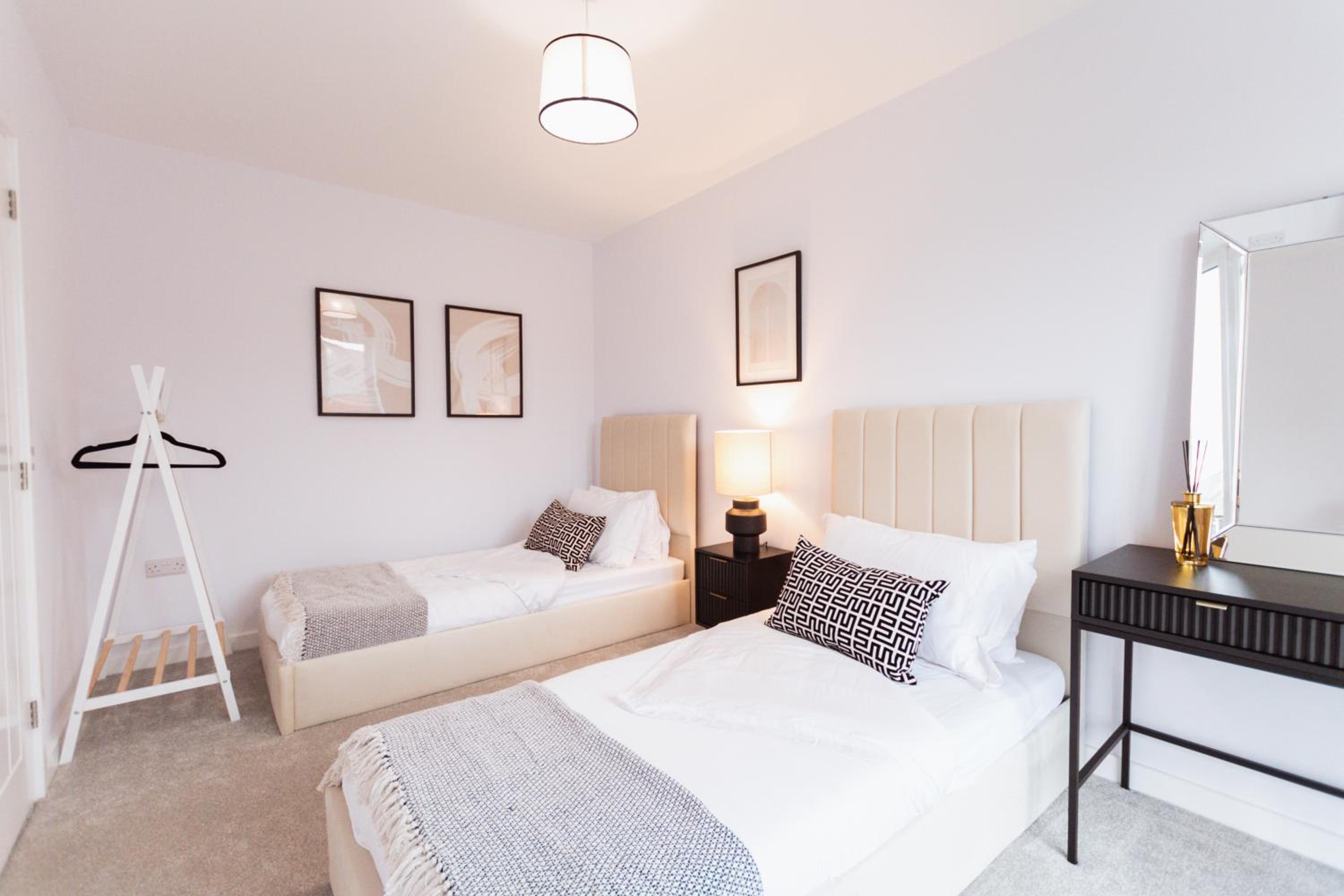 Stylish new-build, free parking, 20-minute walk to city centre