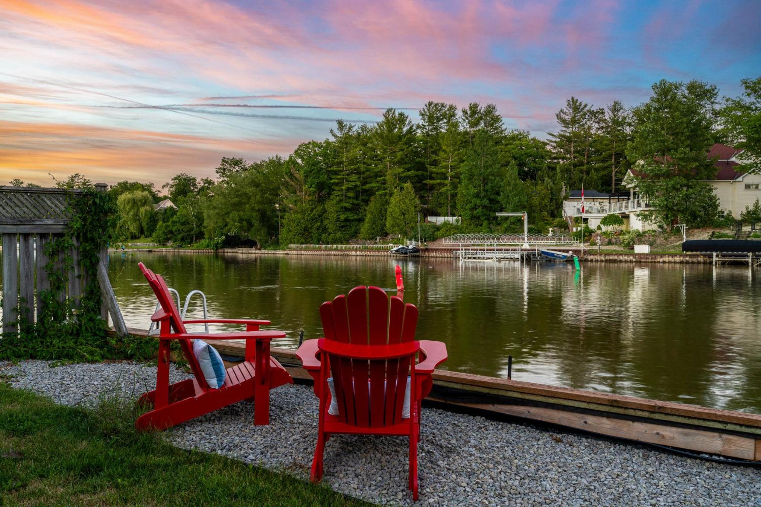 Charming riverside cottage, walk to beach