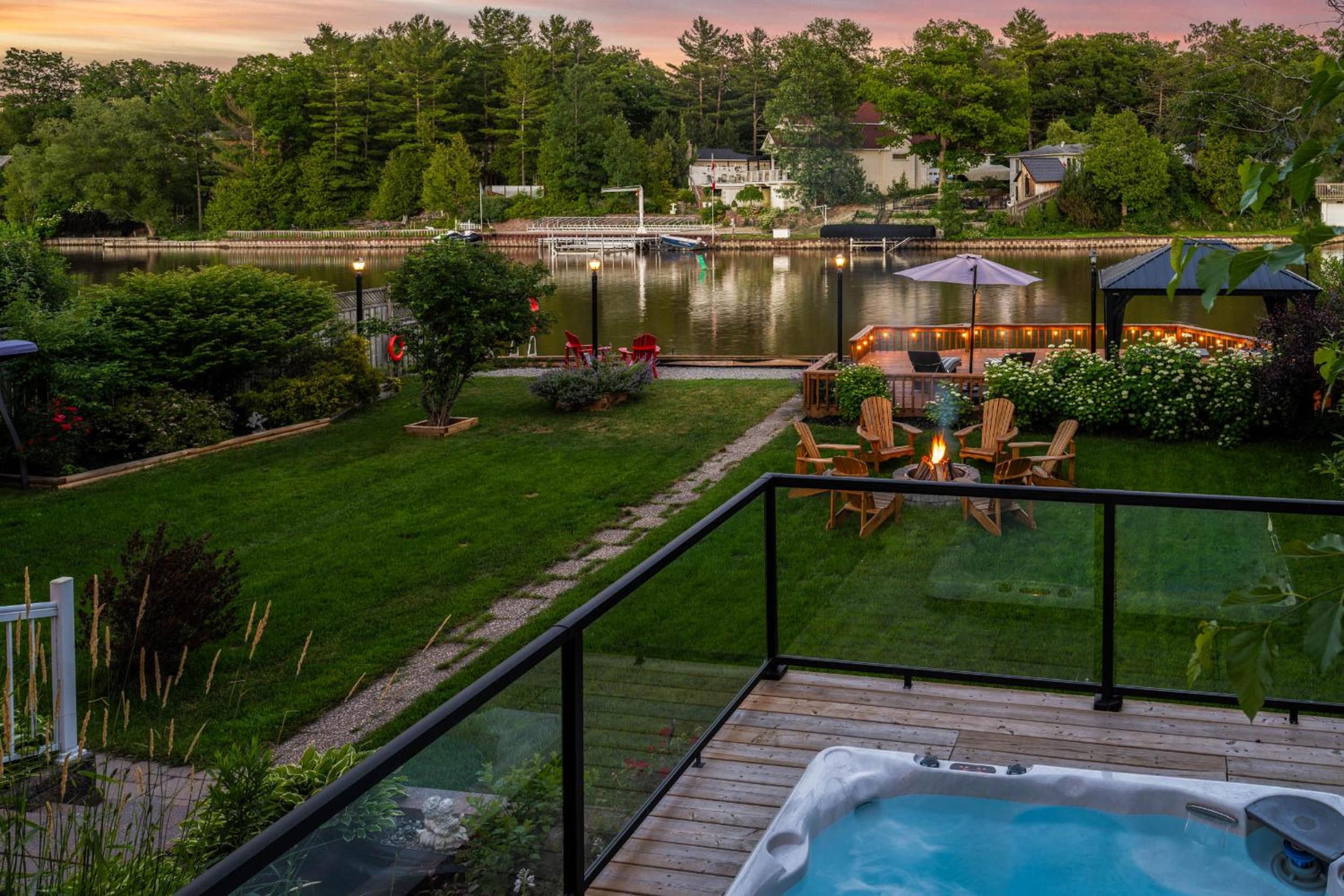 Charming riverside cottage, walk to beach