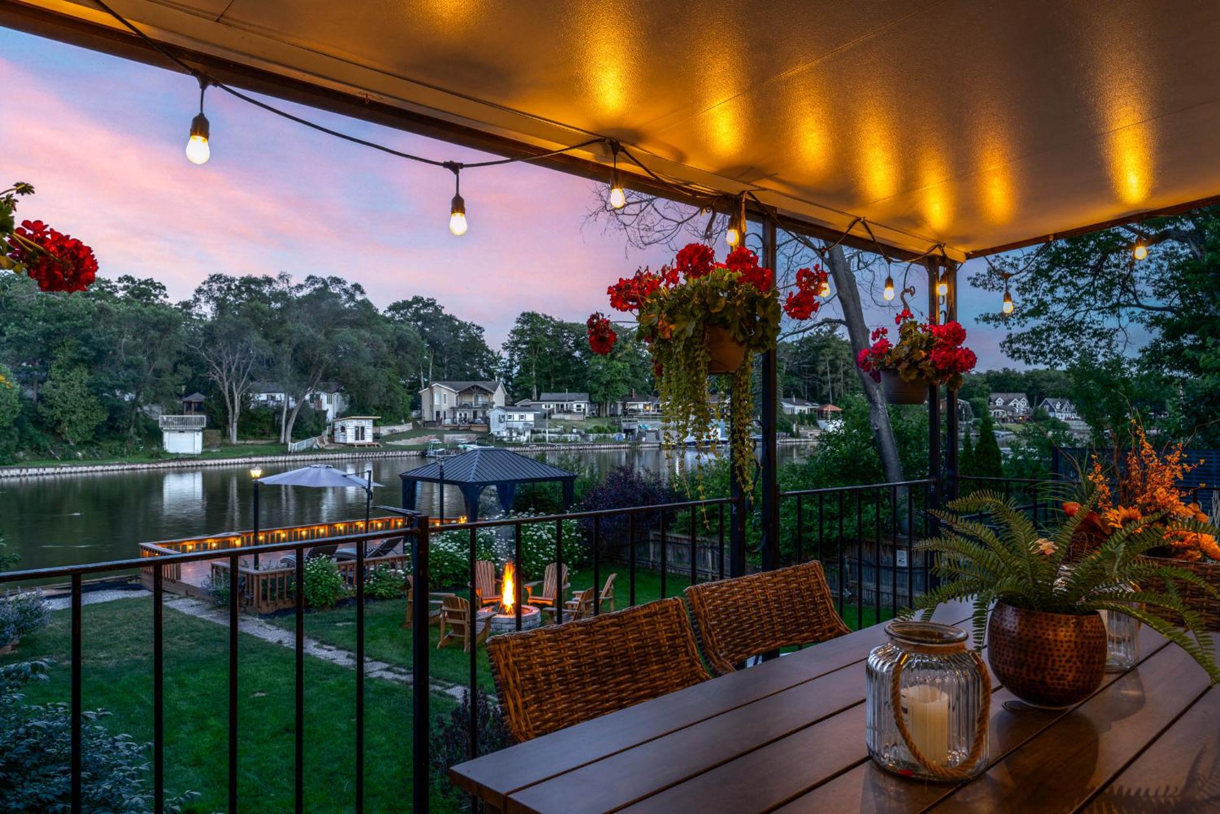 Charming riverside cottage, walk to beach