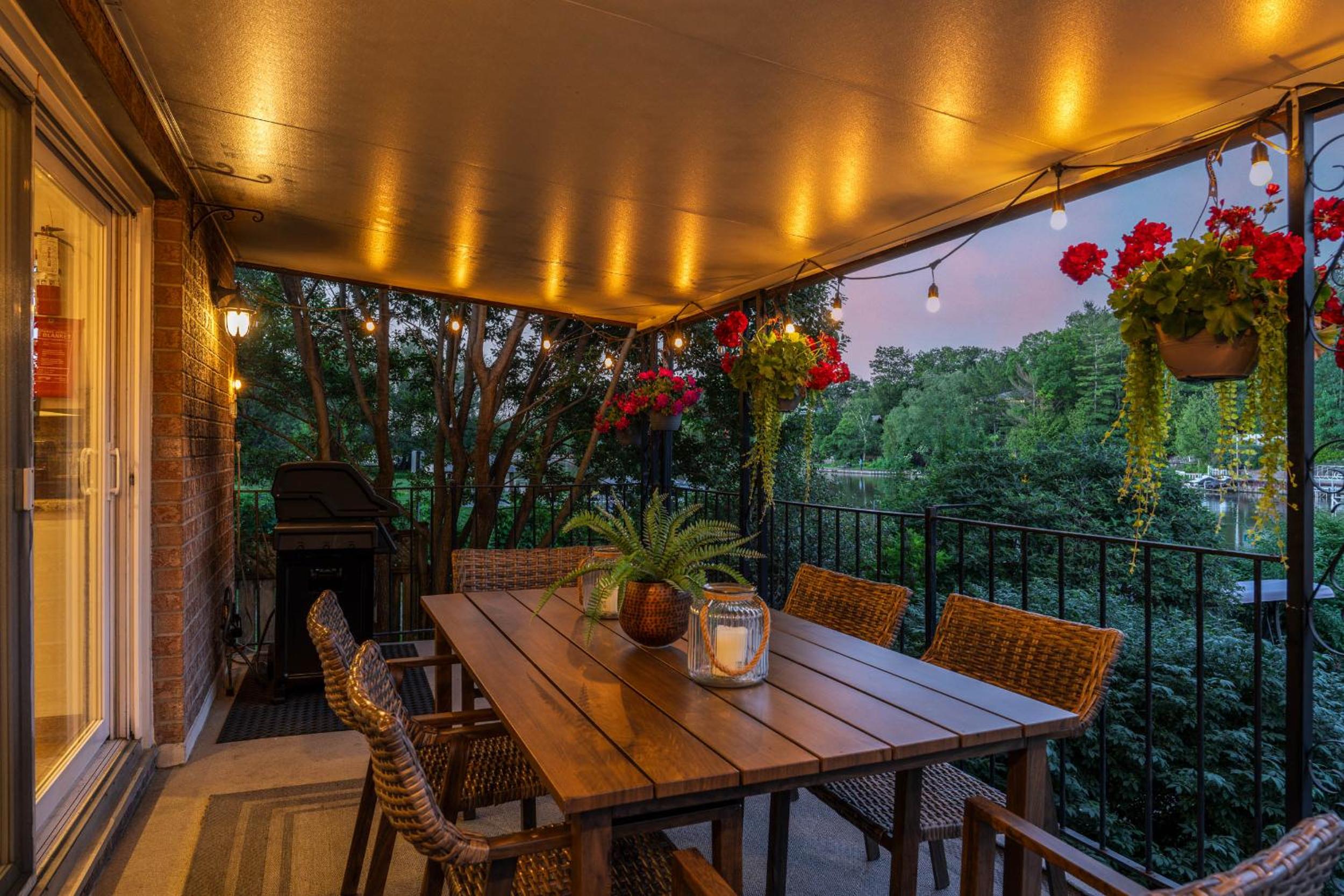 Charming riverside cottage, walk to beach