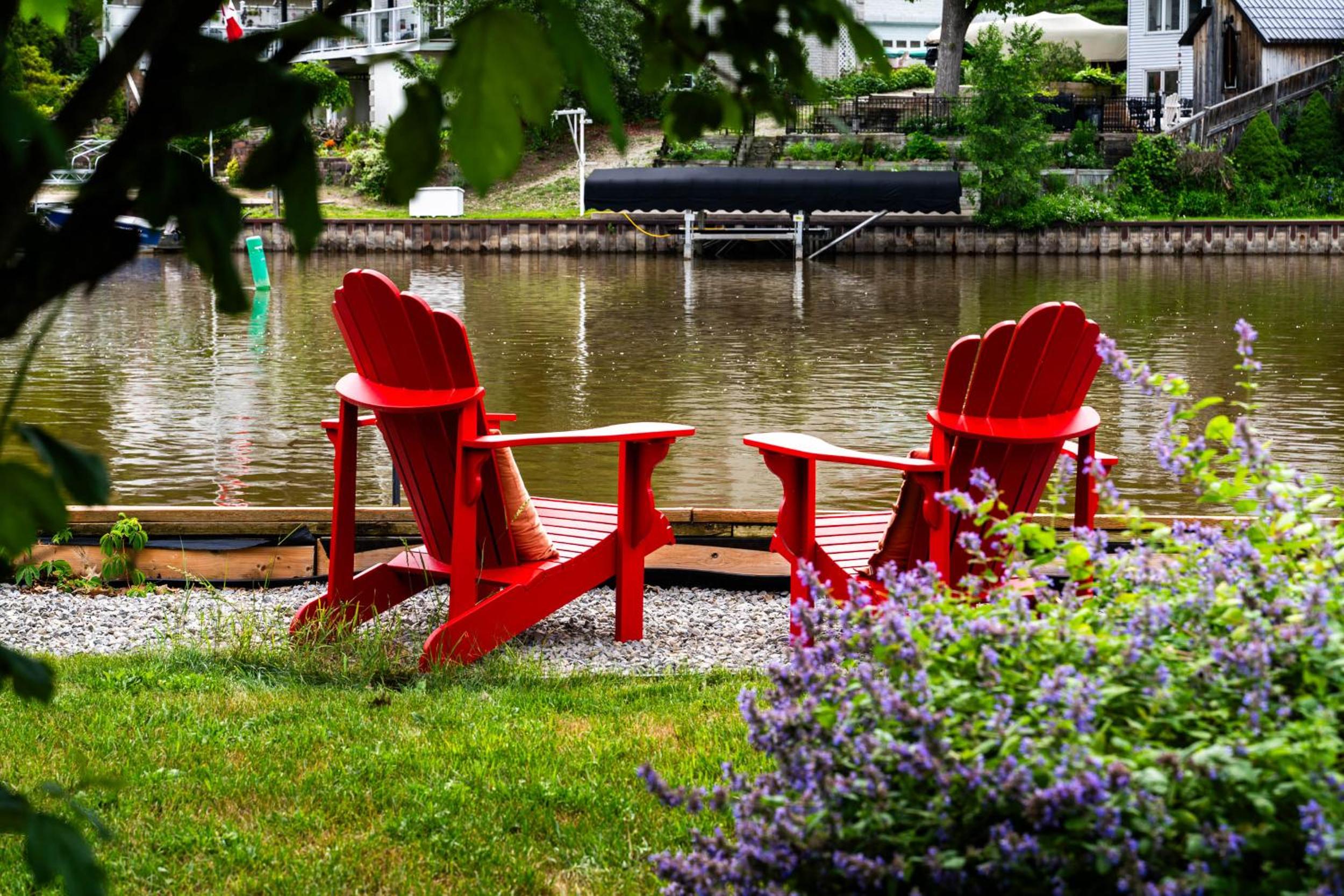 Charming riverside cottage, walk to beach