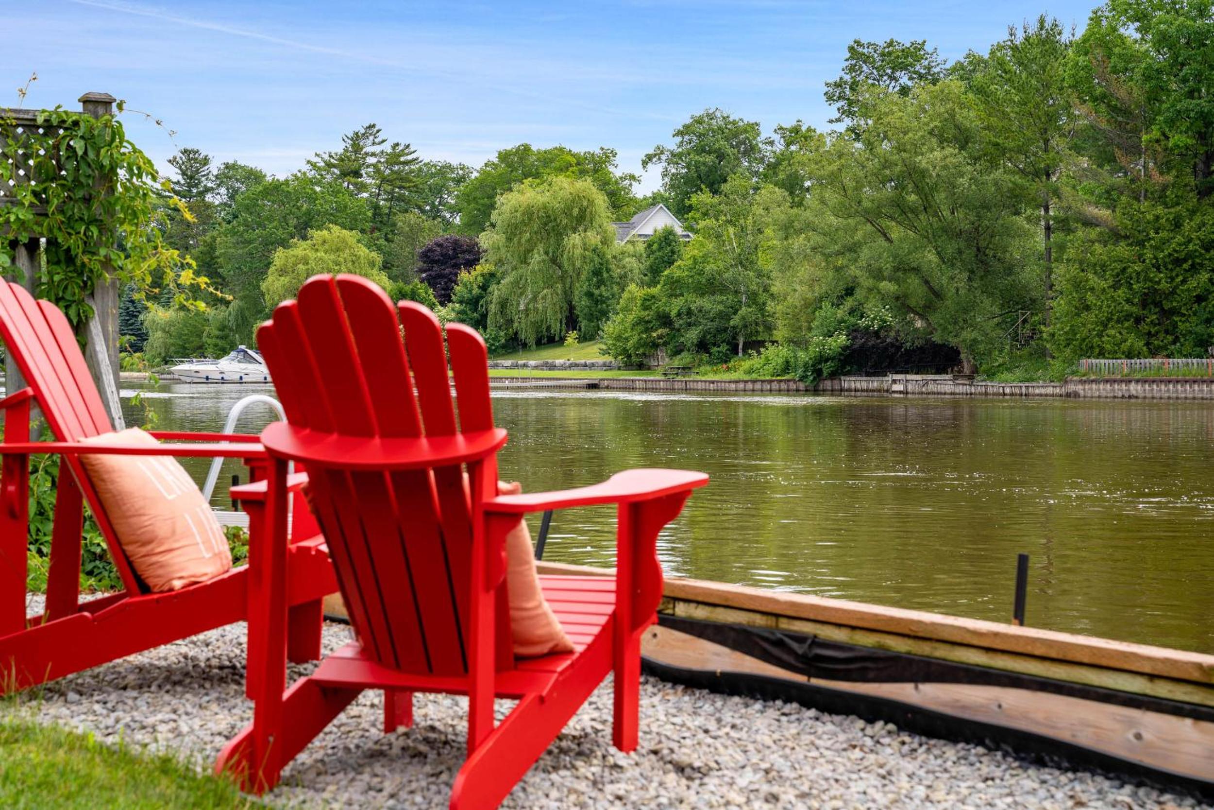 Charming riverside cottage, walk to beach