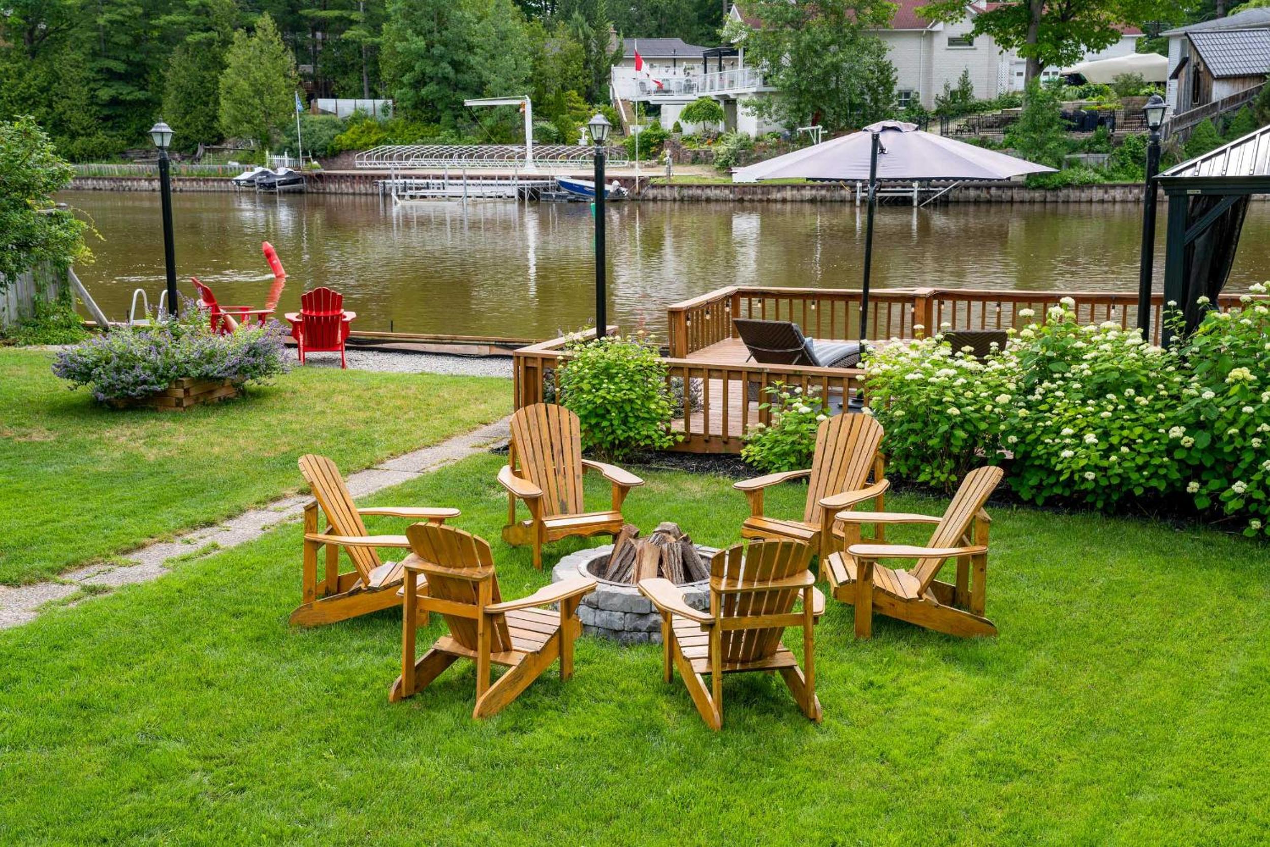 Charming riverside cottage, walk to beach