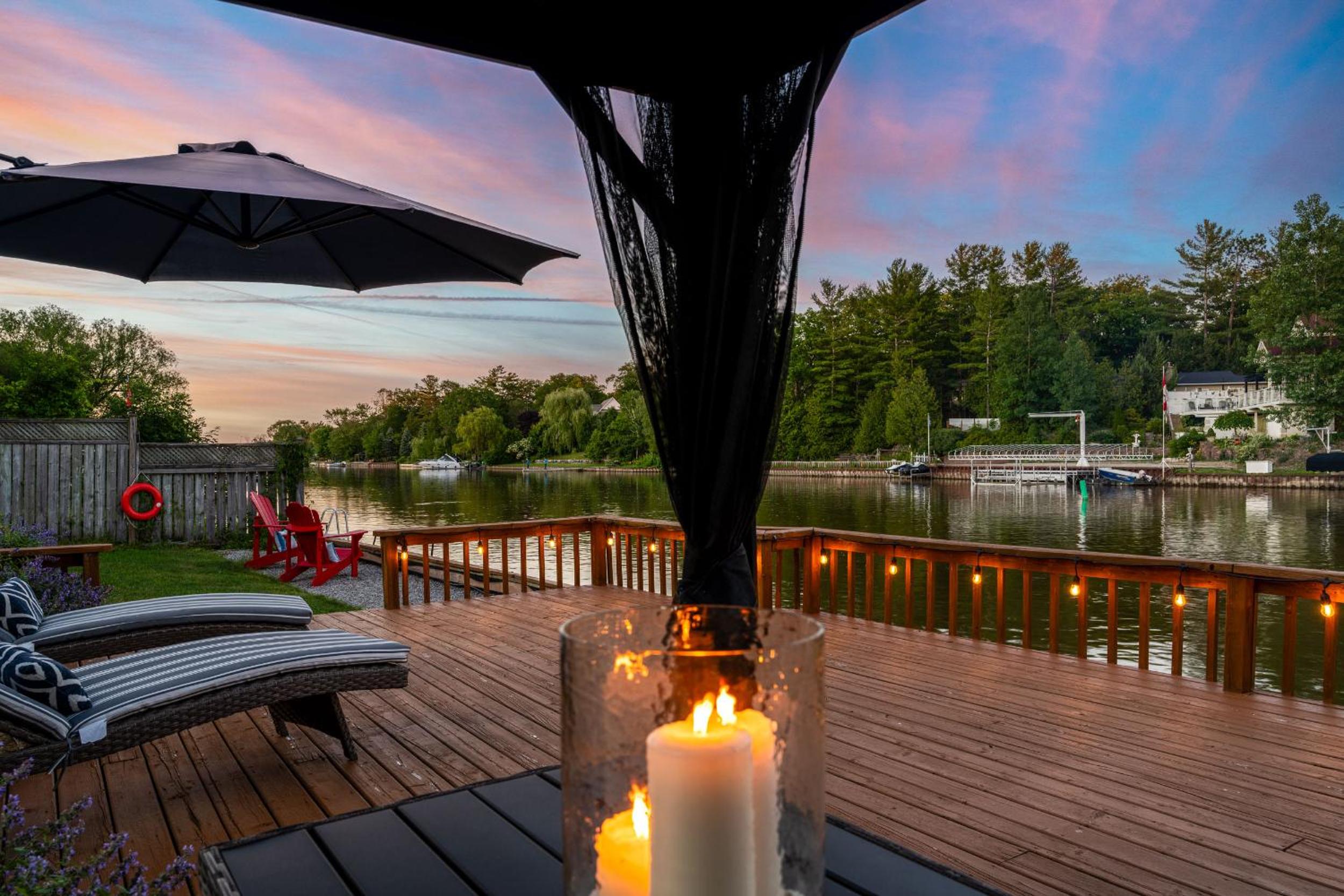 Charming riverside cottage, walk to beach