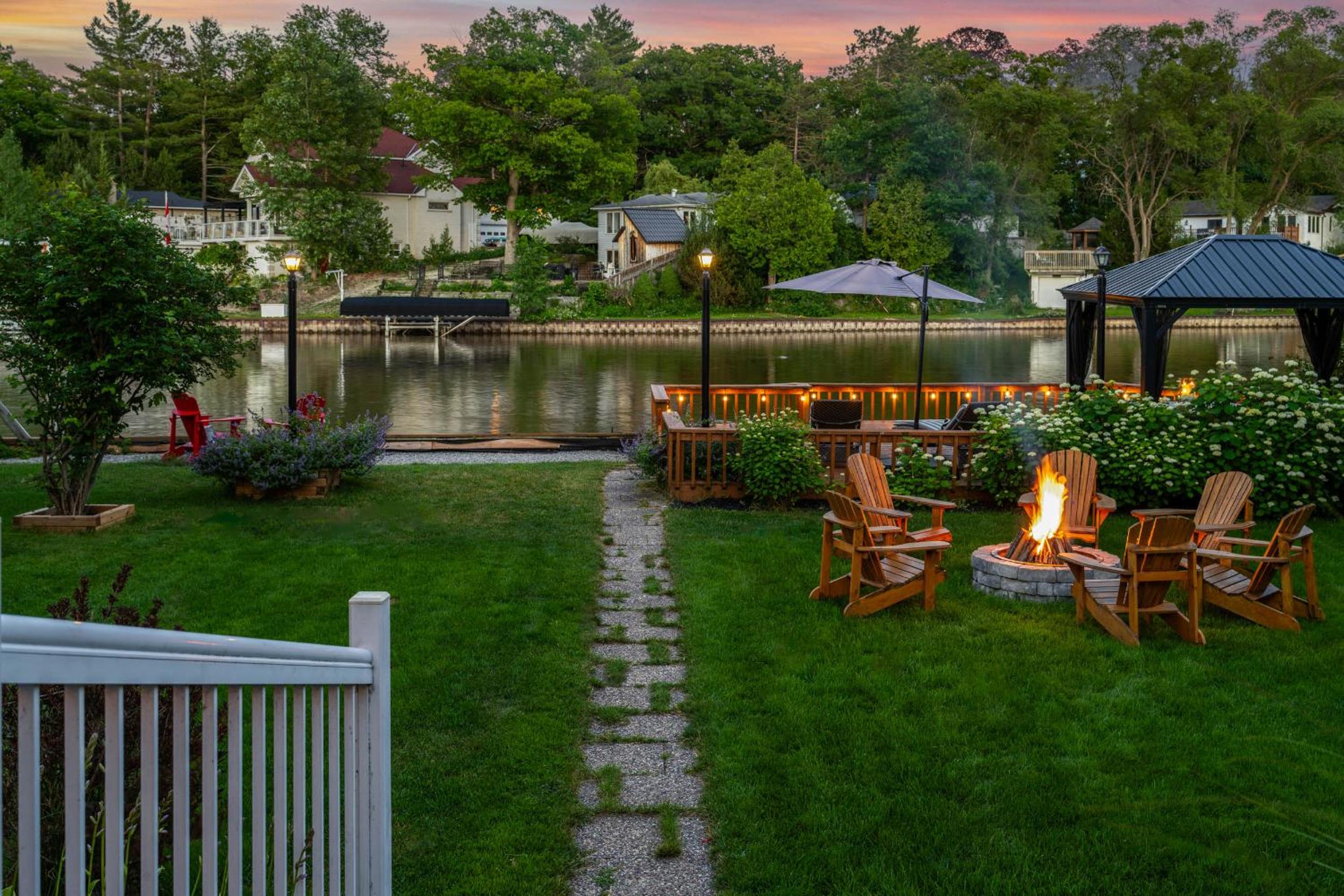 Charming riverside cottage, walk to beach