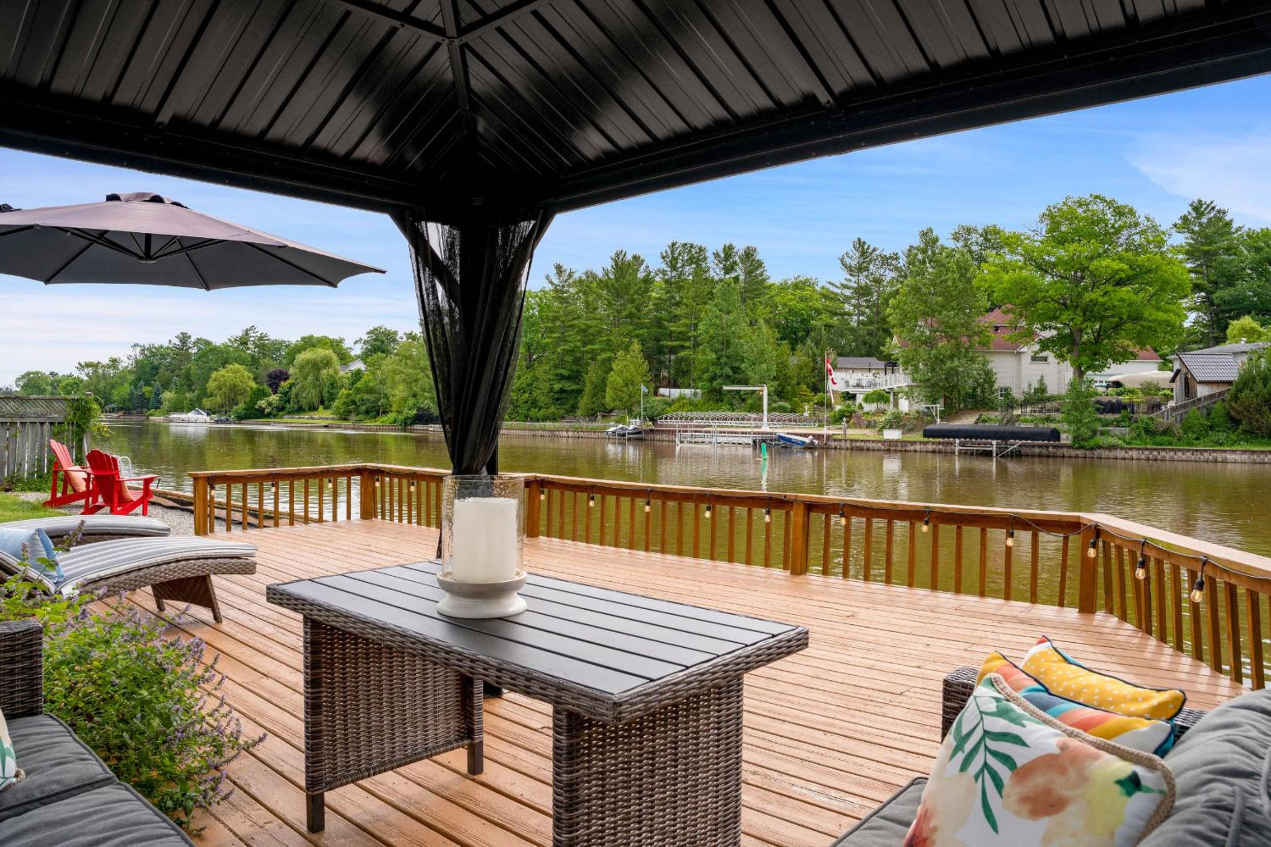 Charming riverside cottage, walk to beach