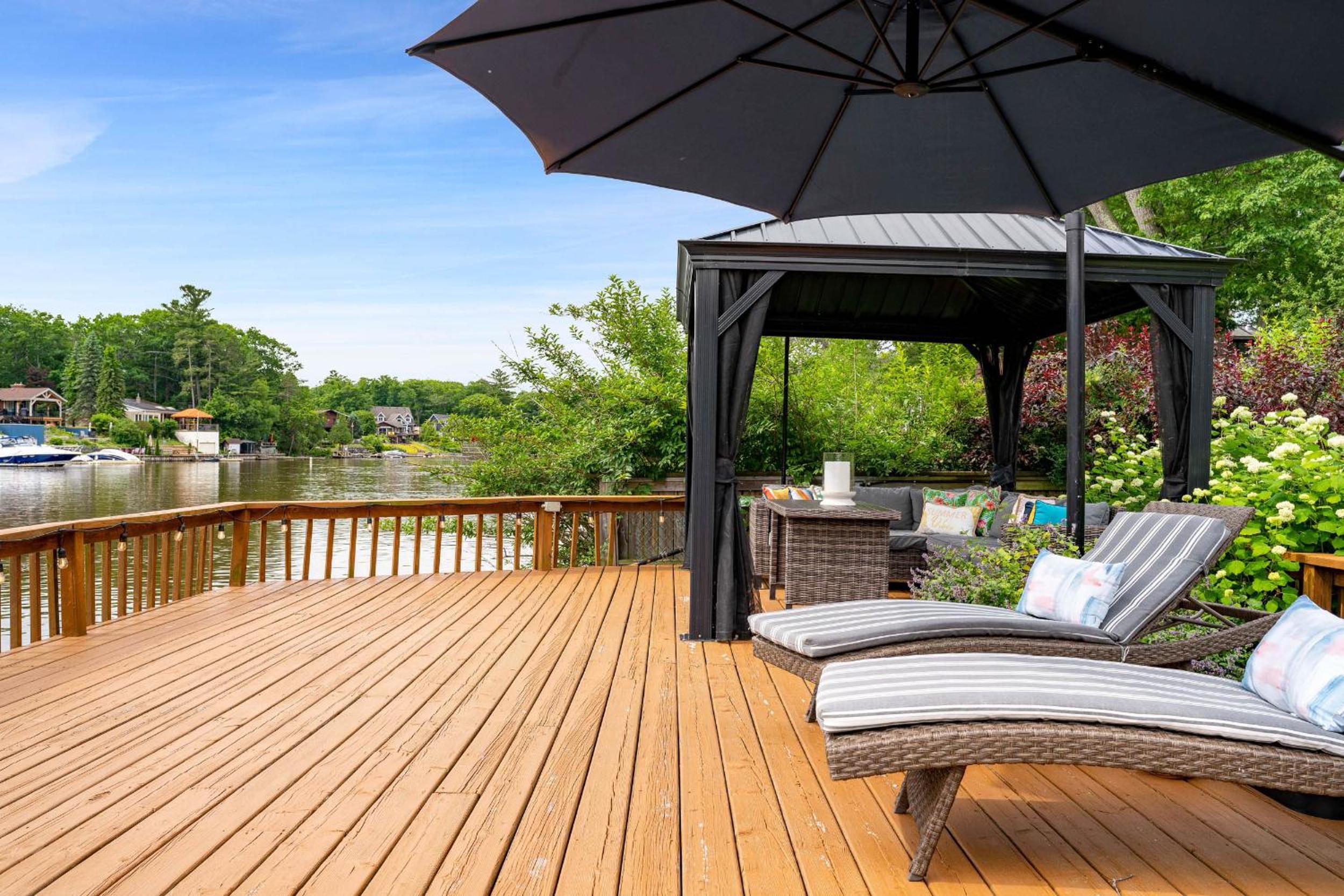 Charming riverside cottage, walk to beach