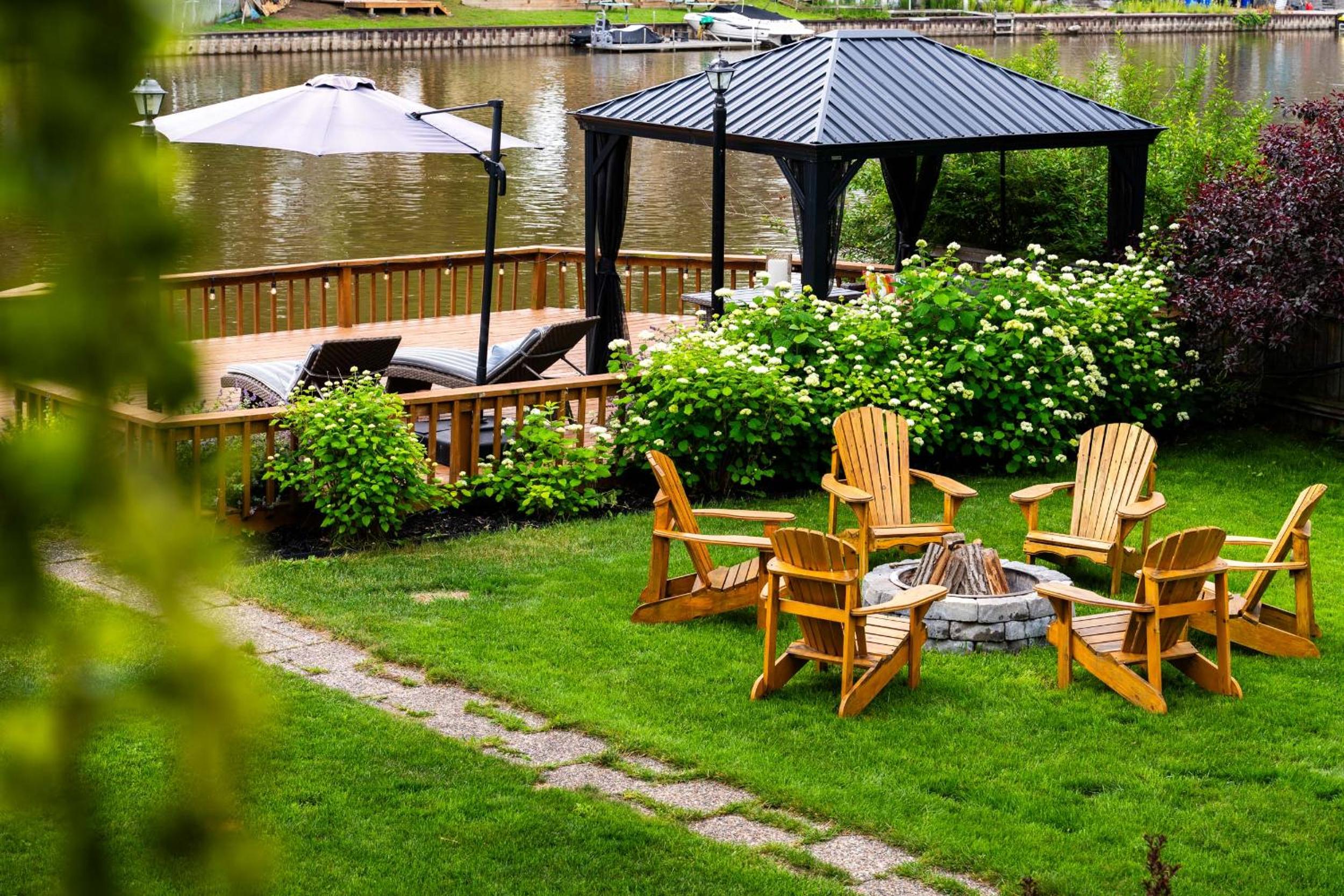 Charming riverside cottage, walk to beach
