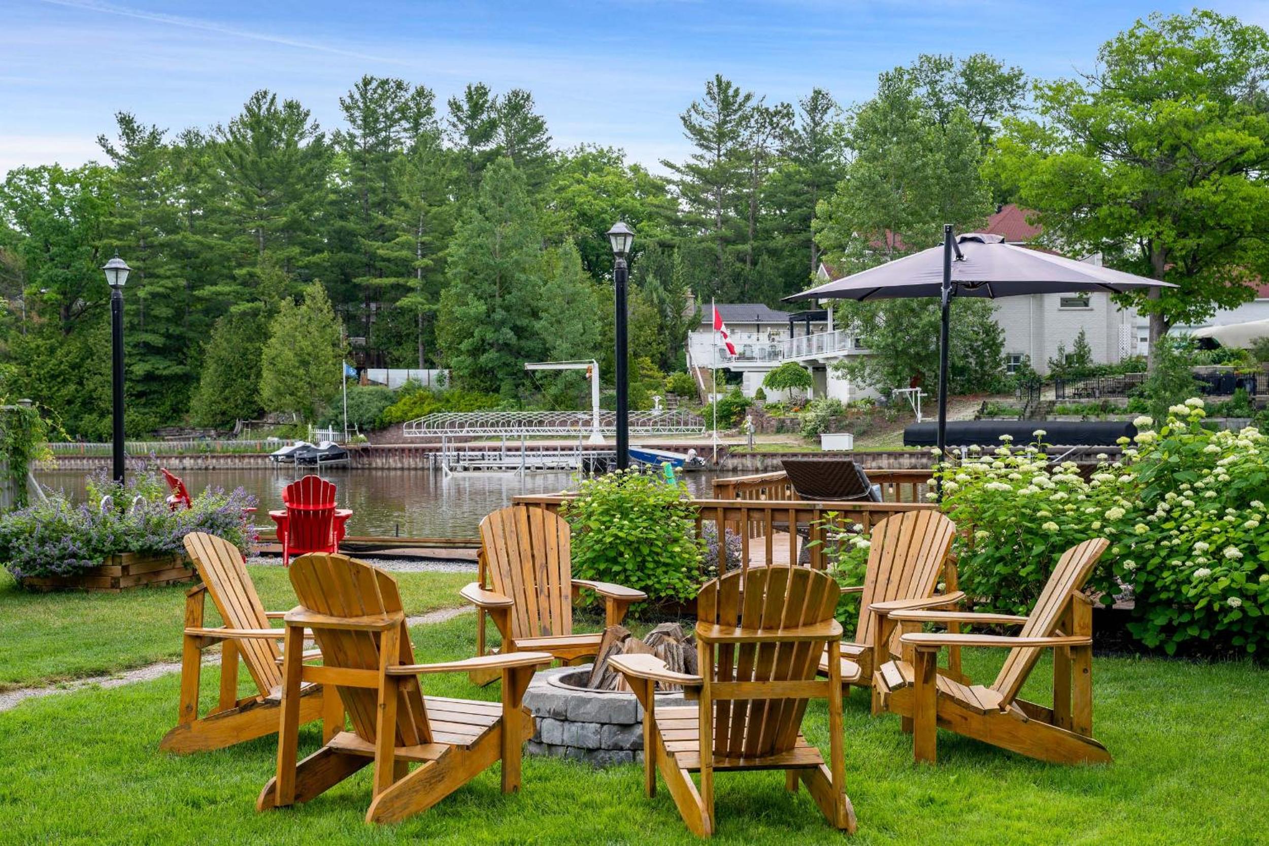 Charming riverside cottage, walk to beach