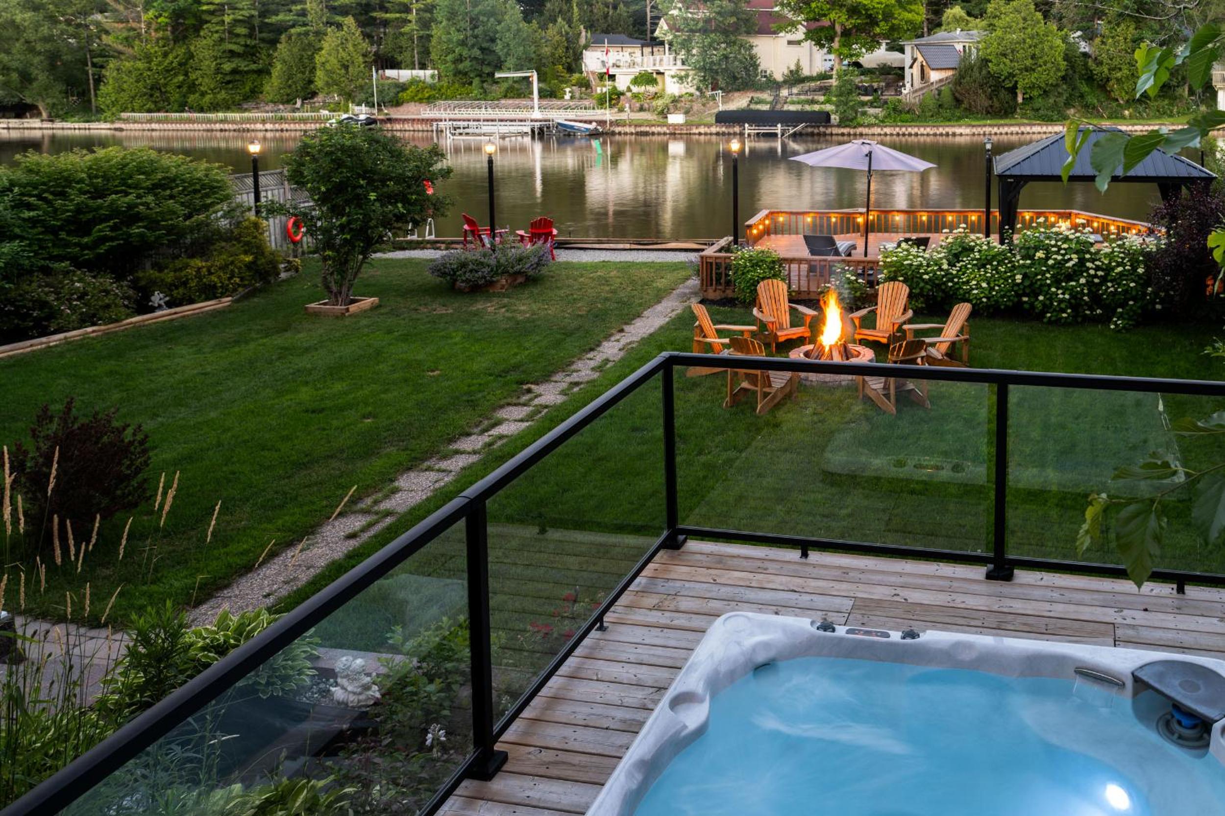 Charming riverside cottage, walk to beach
