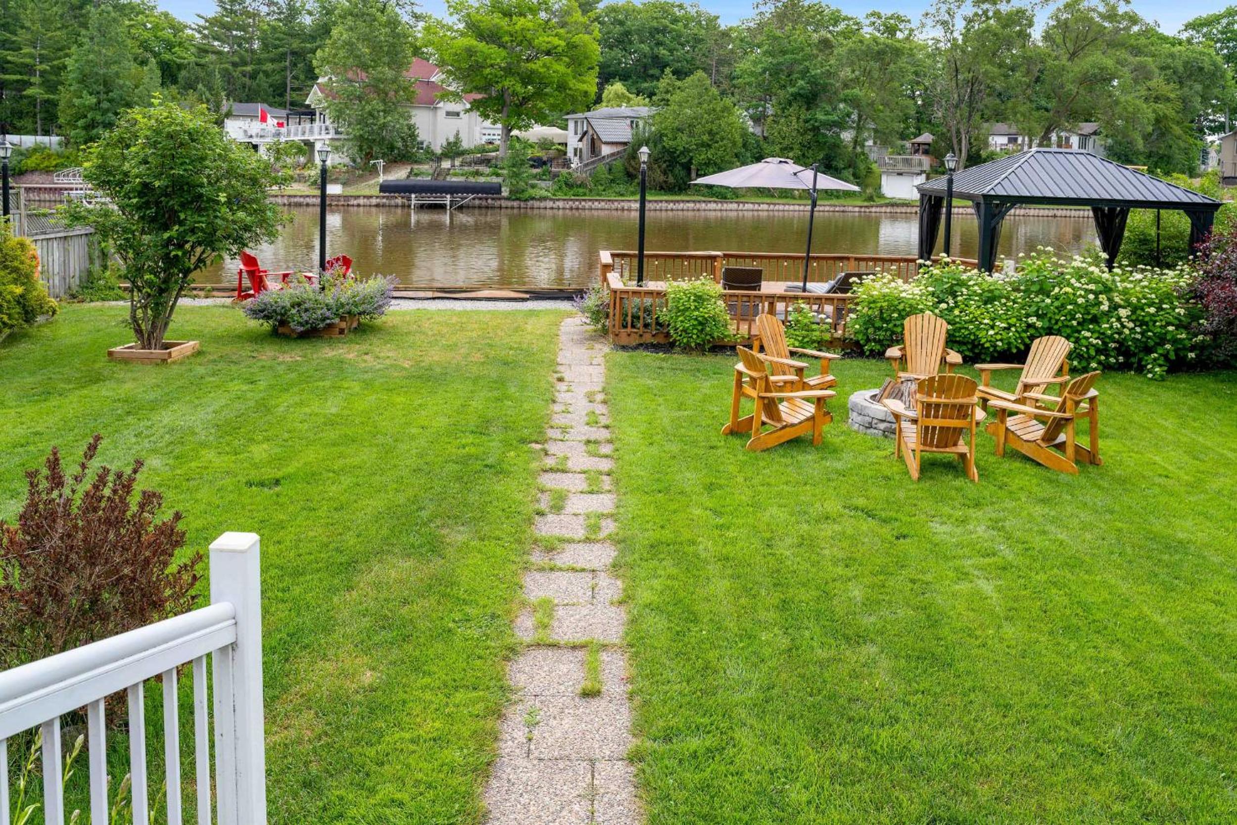 Charming riverside cottage, walk to beach