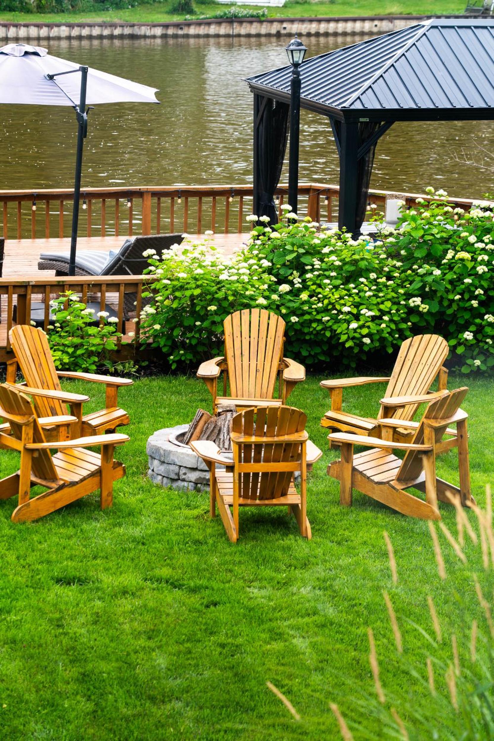 Charming riverside cottage, walk to beach