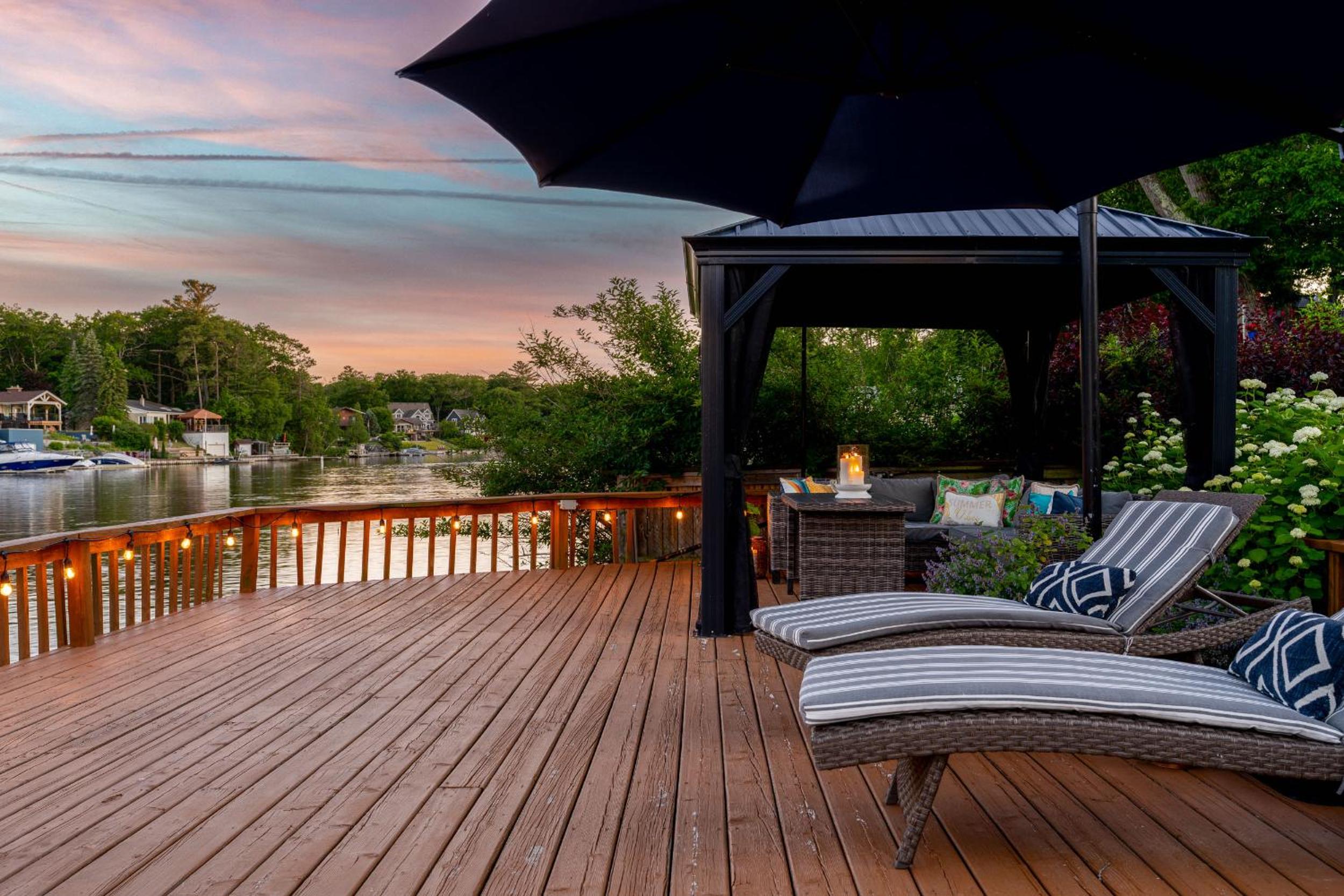 Charming riverside cottage, walk to beach