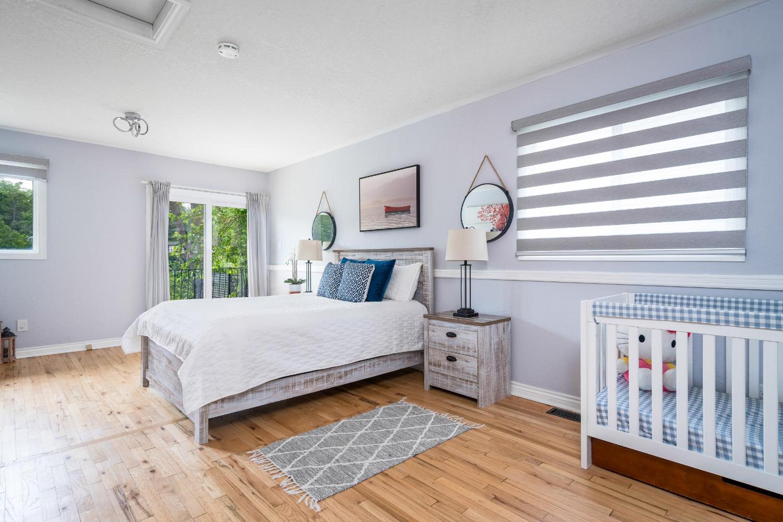 Charming riverside cottage, walk to beach