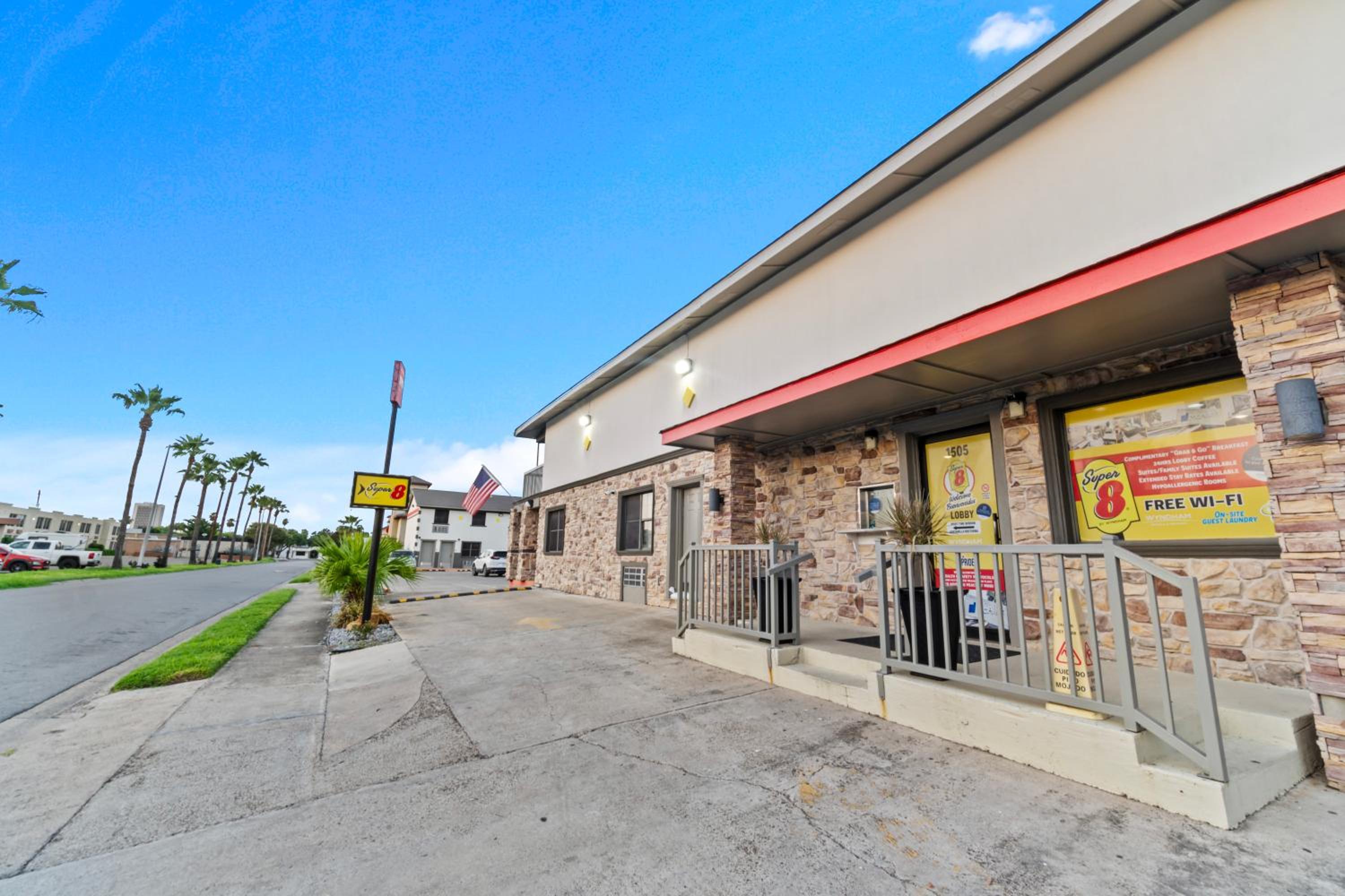 Super 8 by Wyndham McAllen-Downtown-Airport-LA Plaza Mall view 5