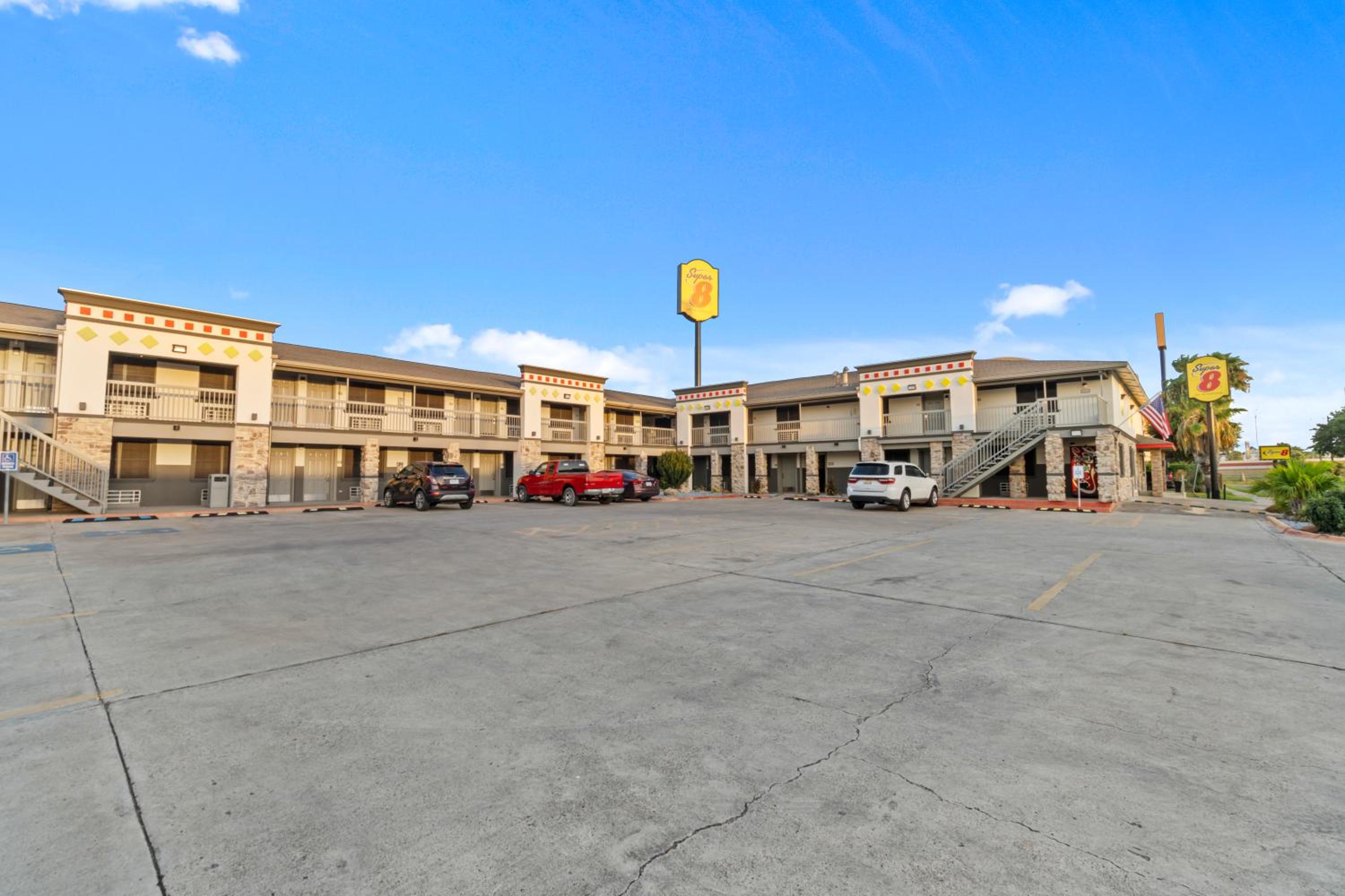 Super 8 by Wyndham McAllen-Downtown-Airport-LA Plaza Mall view 3