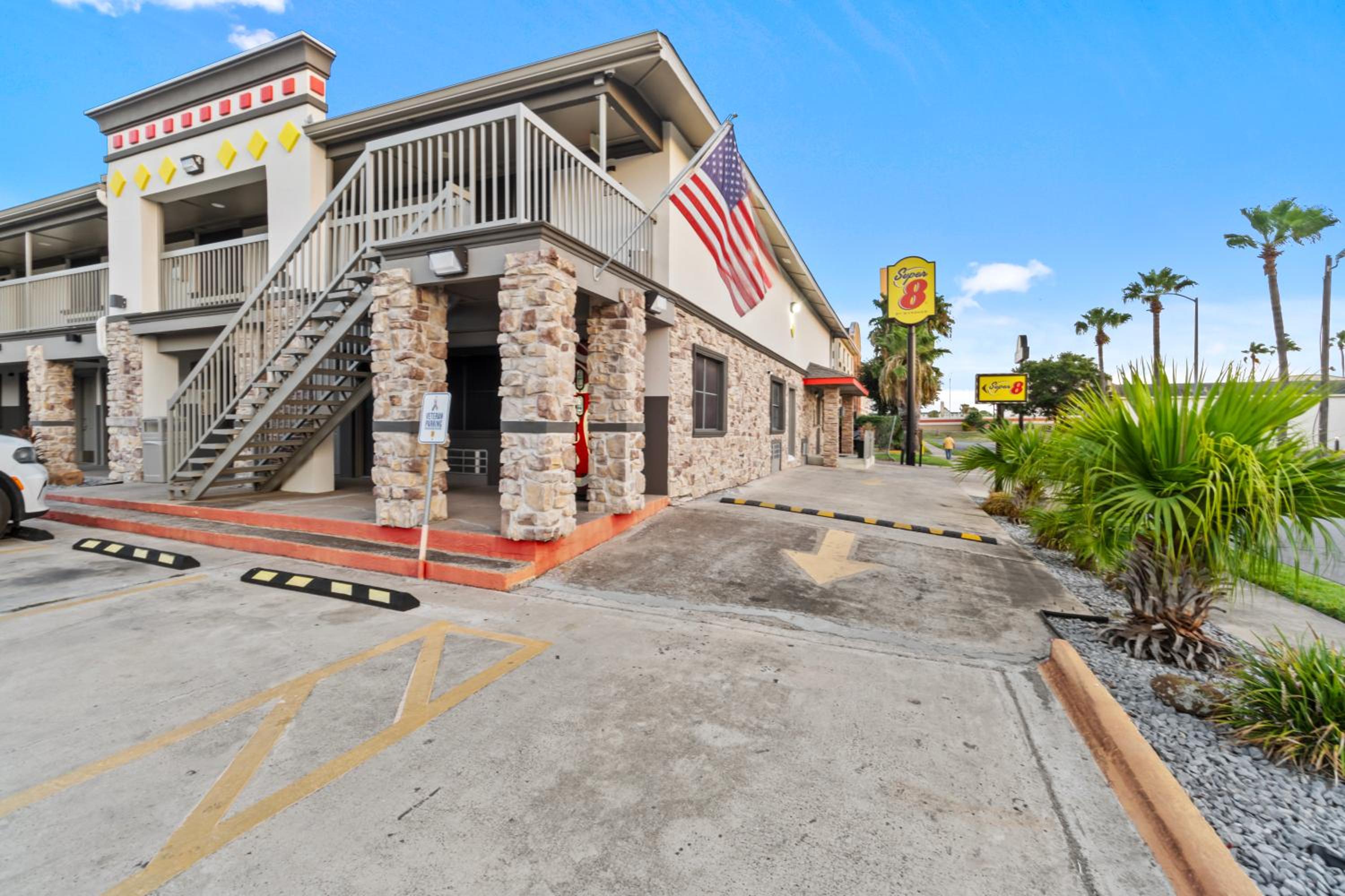 Super 8 by Wyndham McAllen-Downtown-Airport-LA Plaza Mall view 4