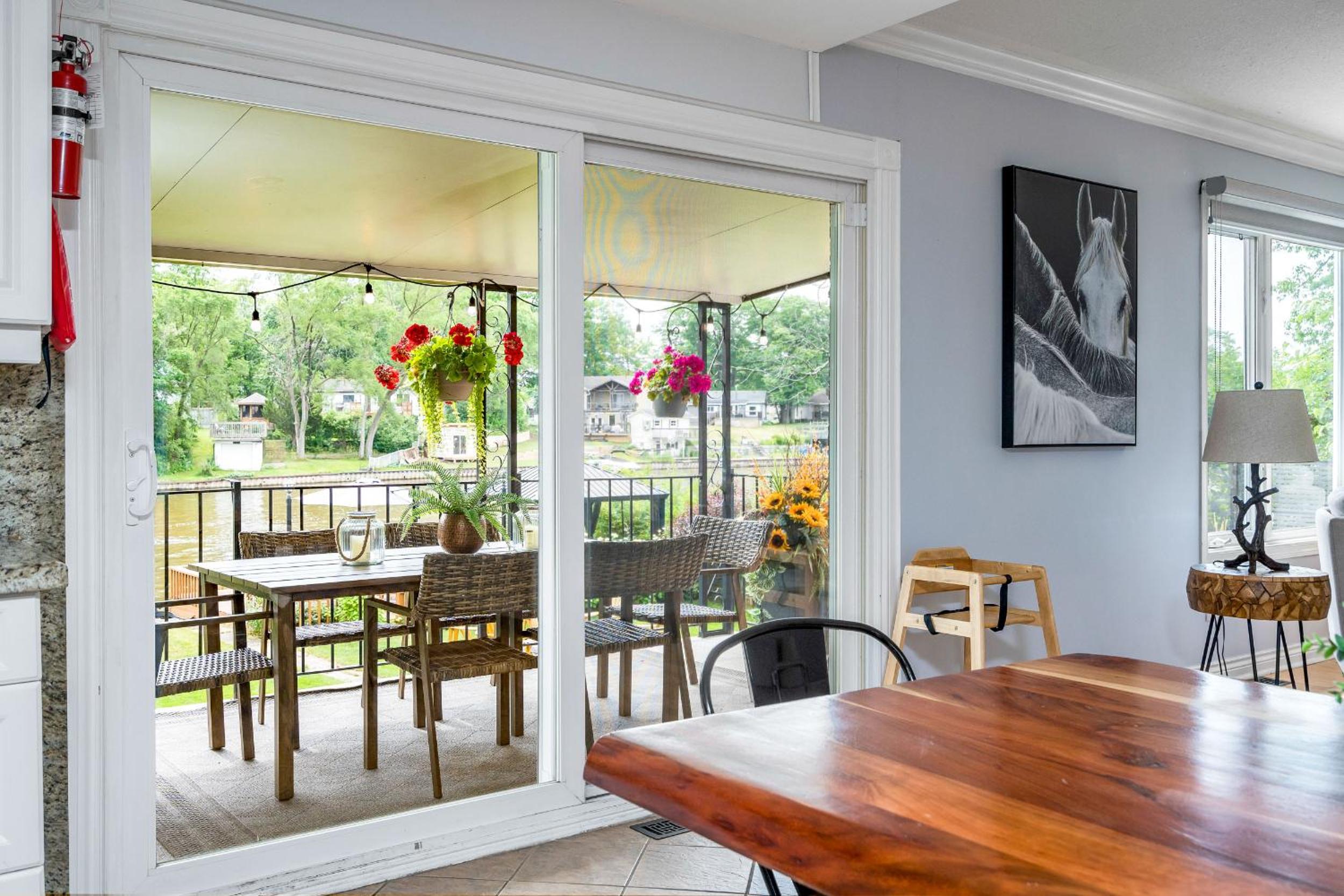 Charming riverside cottage, walk to beach