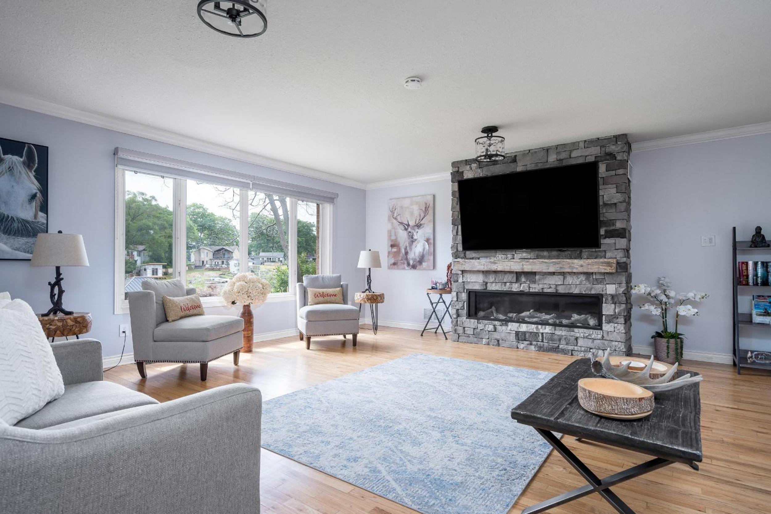 Charming riverside cottage, walk to beach