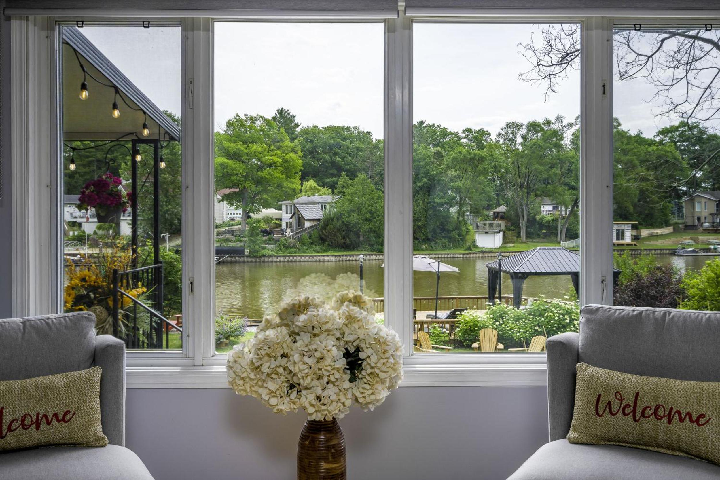 Charming riverside cottage, walk to beach