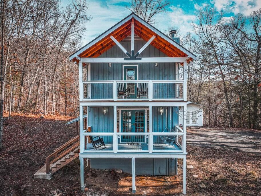 Hygge Blue Chalet - Close to all attractions - XL Hot Tub view 4