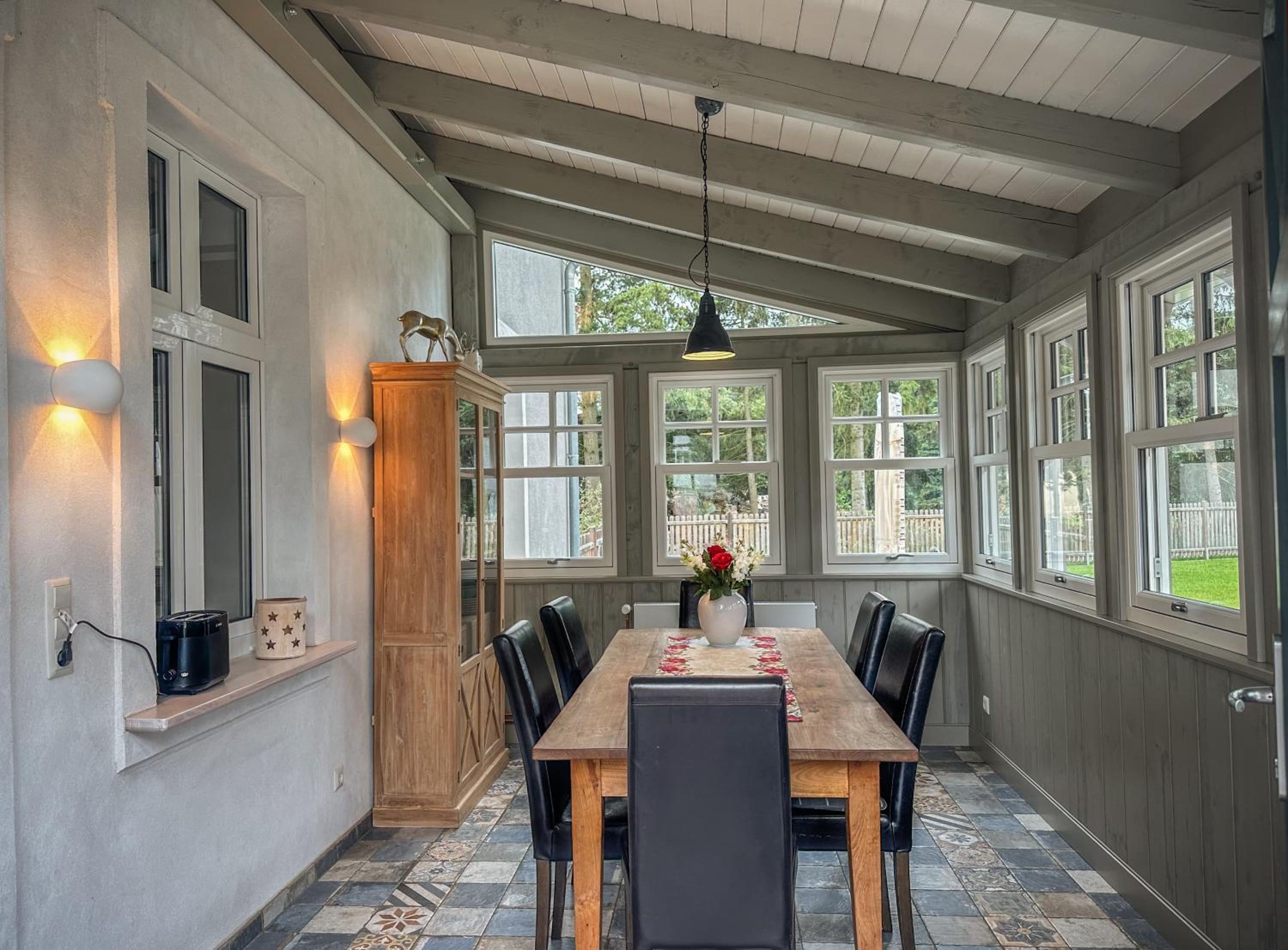 Landhaus hinter`m See Ferienwohnung Landliebe luxuriöser Wintergarten Kachelöfen