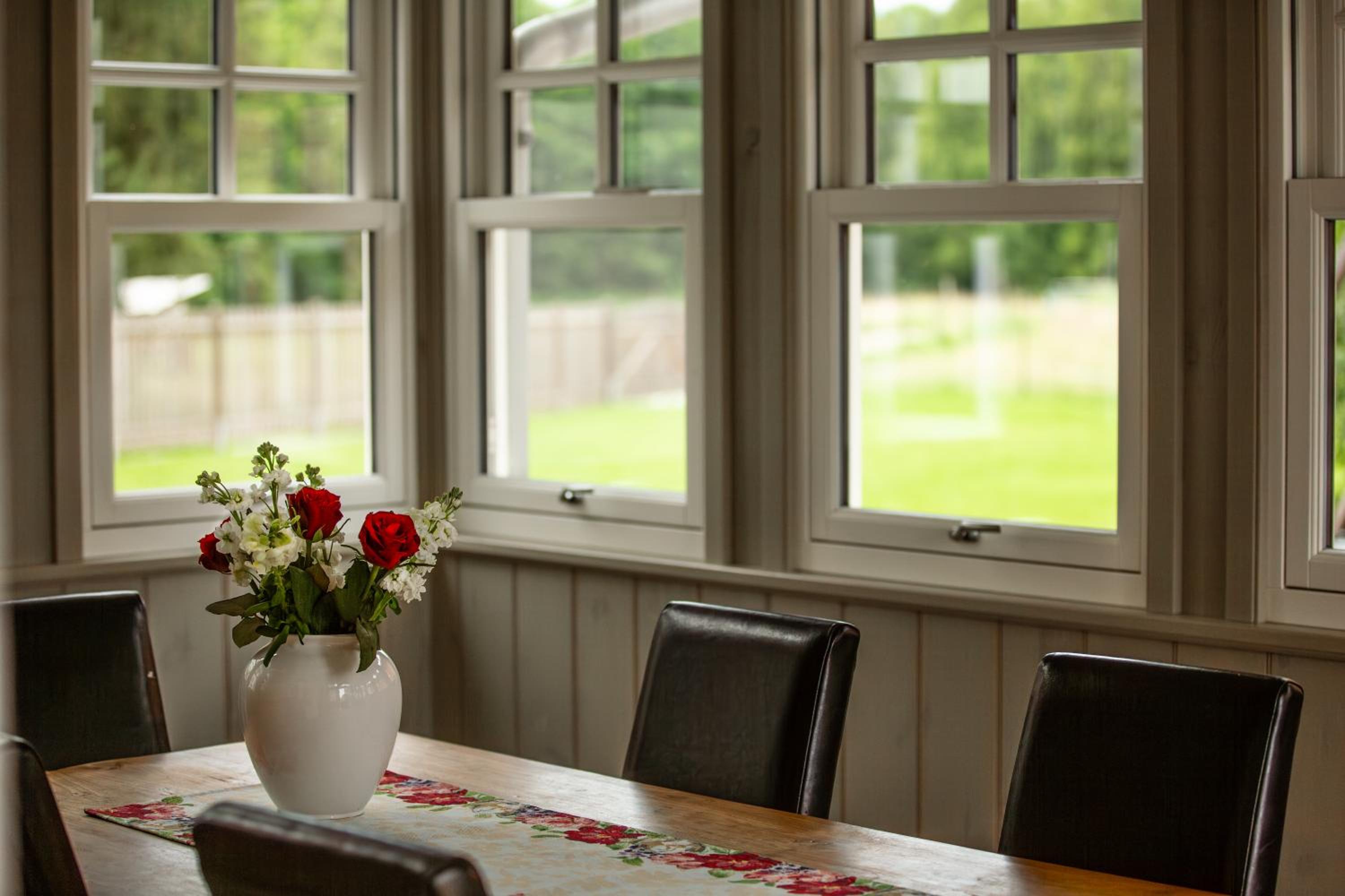 Landhaus hinter`m See Ferienwohnung Landliebe luxuriöser Wintergarten Kachelöfen