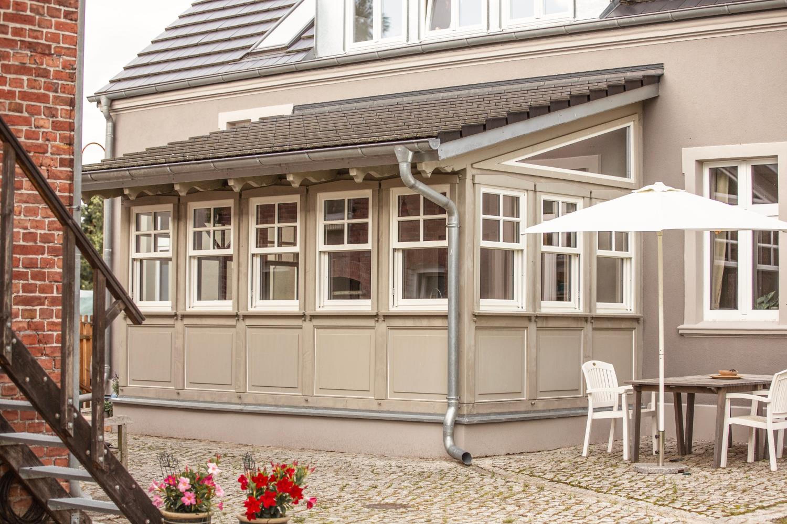 Landhaus hinter`m See Ferienwohnung Landliebe luxuriöser Wintergarten Kachelöfen