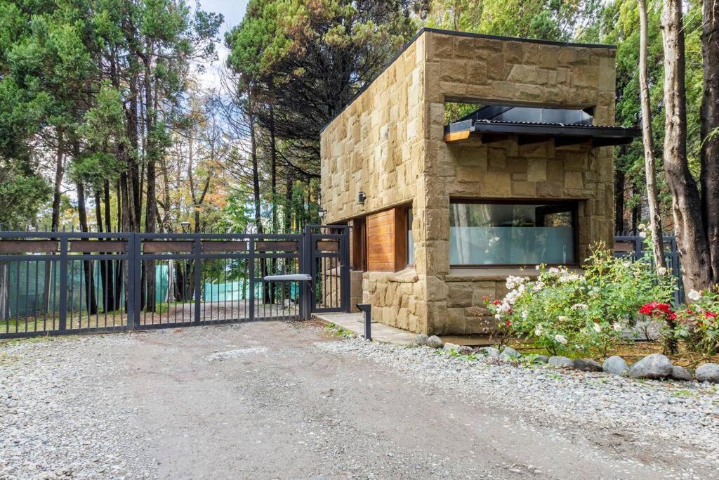 Hermosa casa a estrenar con parilla y jardín