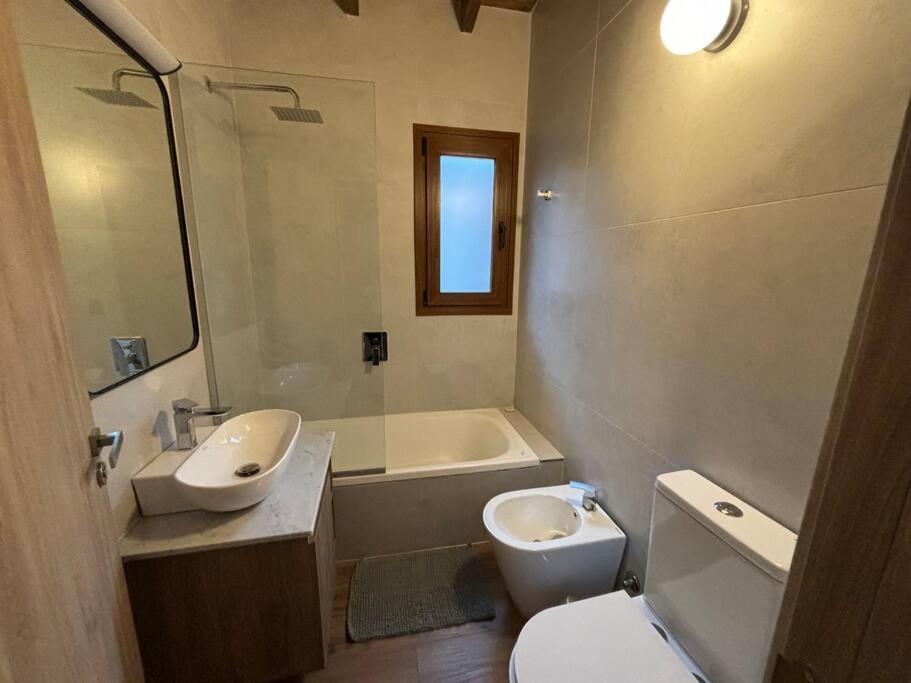 Hermosa casa a estrenar con parilla y jardín
