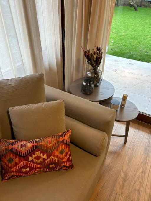 Hermosa casa a estrenar con parilla y jardín