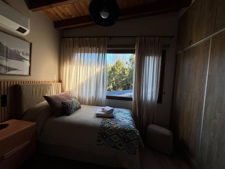 Hermosa casa a estrenar con parilla y jardín