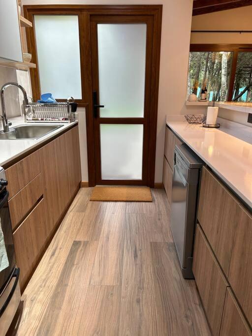 Hermosa casa a estrenar con parilla y jardín