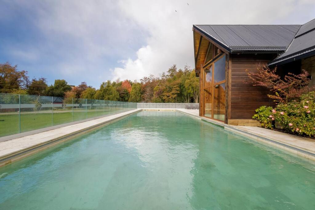 Hermosa casa a estrenar con parilla y jardín
