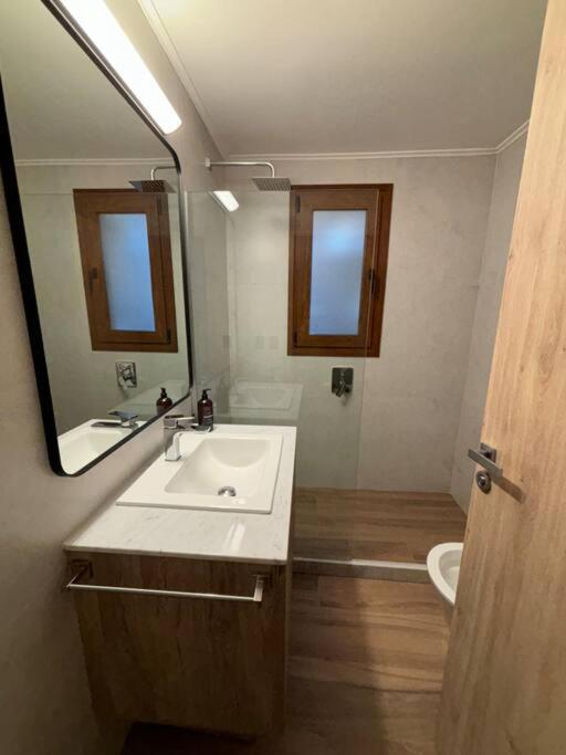 Hermosa casa a estrenar con parilla y jardín