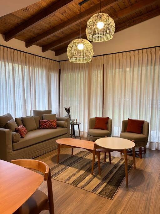 Hermosa casa a estrenar con parilla y jardín
