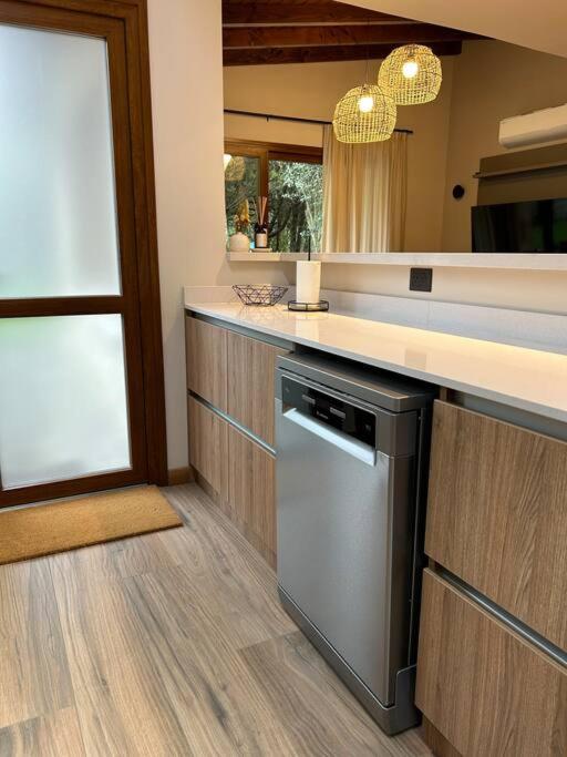 Hermosa casa a estrenar con parilla y jardín