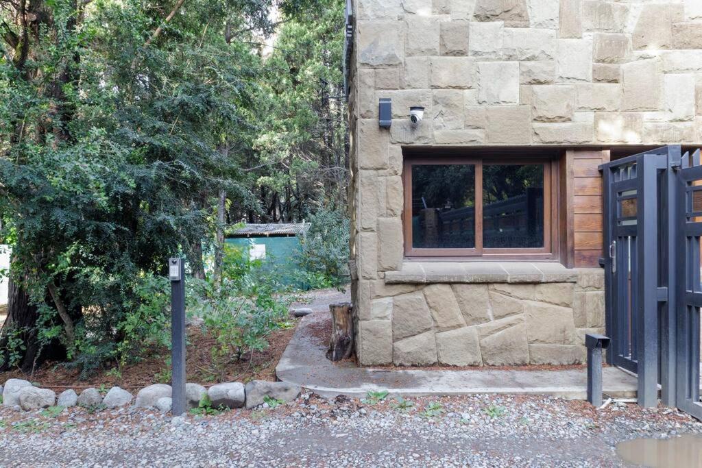 Hermosa casa a estrenar con parilla y jardín