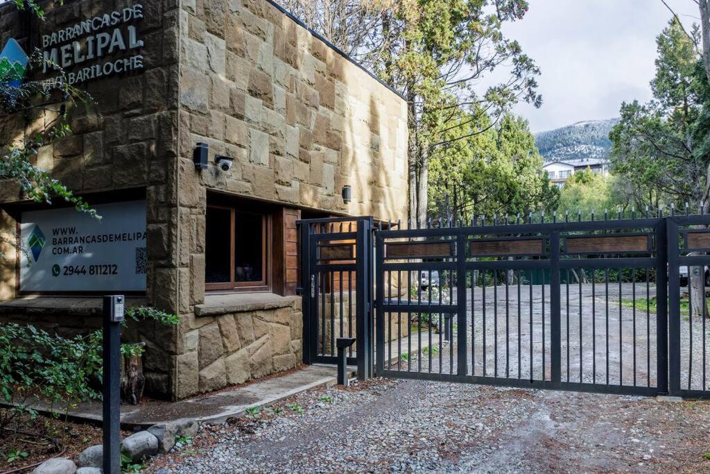 Hermosa casa a estrenar con parilla y jardín