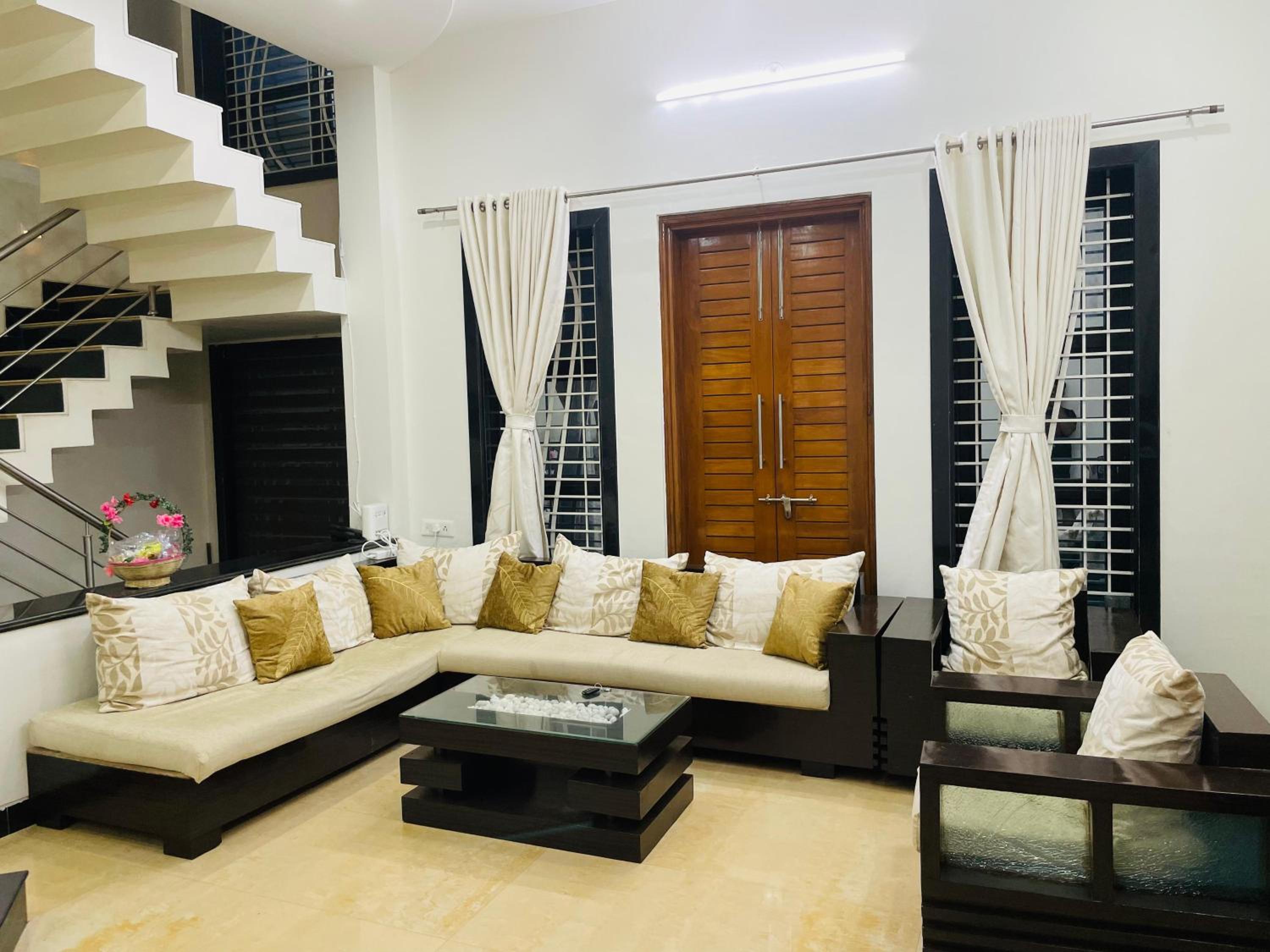 Private & Elegant 3BHK villa, Hillside Hideaway, 10 mins from MH Bus Stand view 4