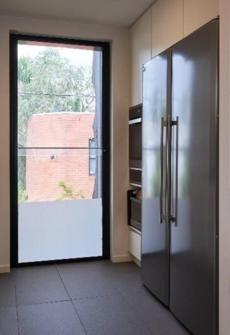 Brilliant Townhouse in Sensational Sth Melb Law