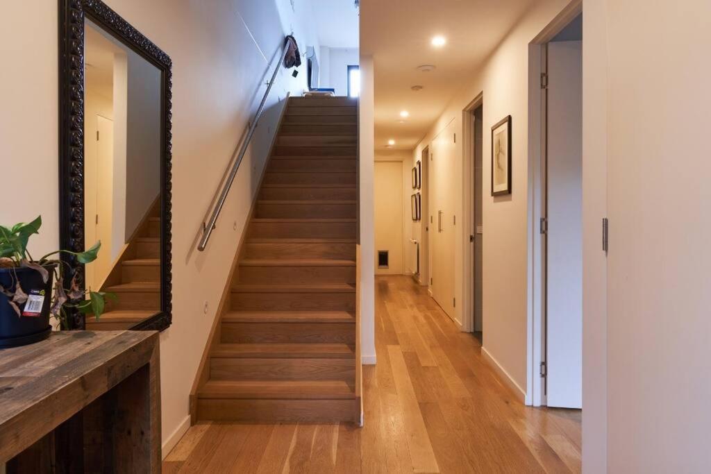 Brilliant Townhouse in Sensational Sth Melb Law