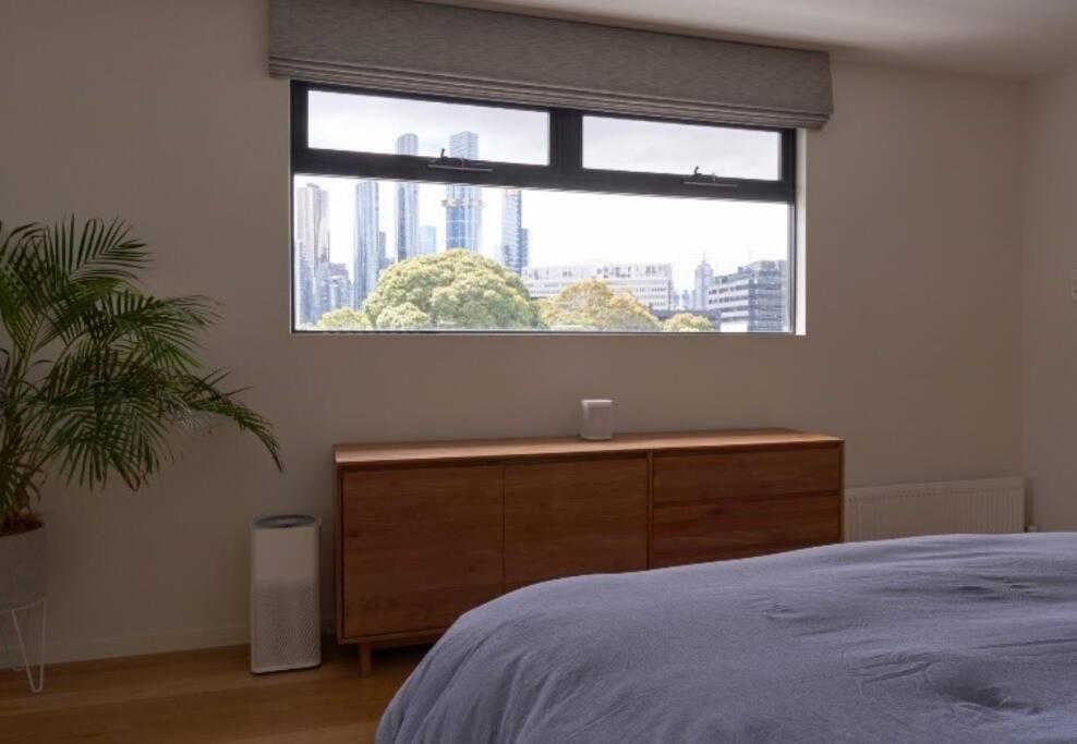 Brilliant Townhouse in Sensational Sth Melb Law