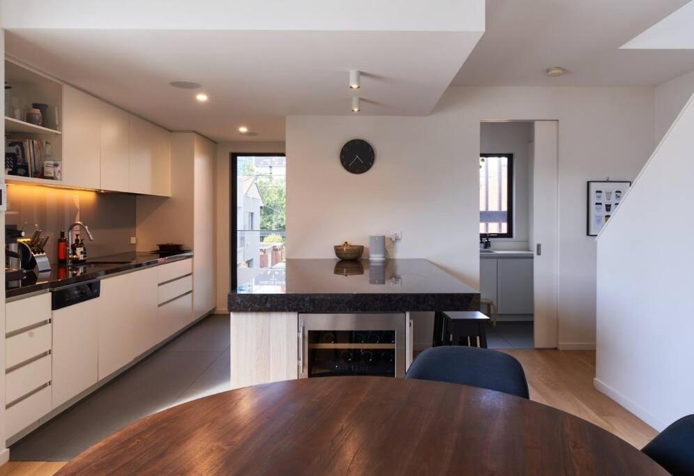 Brilliant Townhouse in Sensational Sth Melb Law